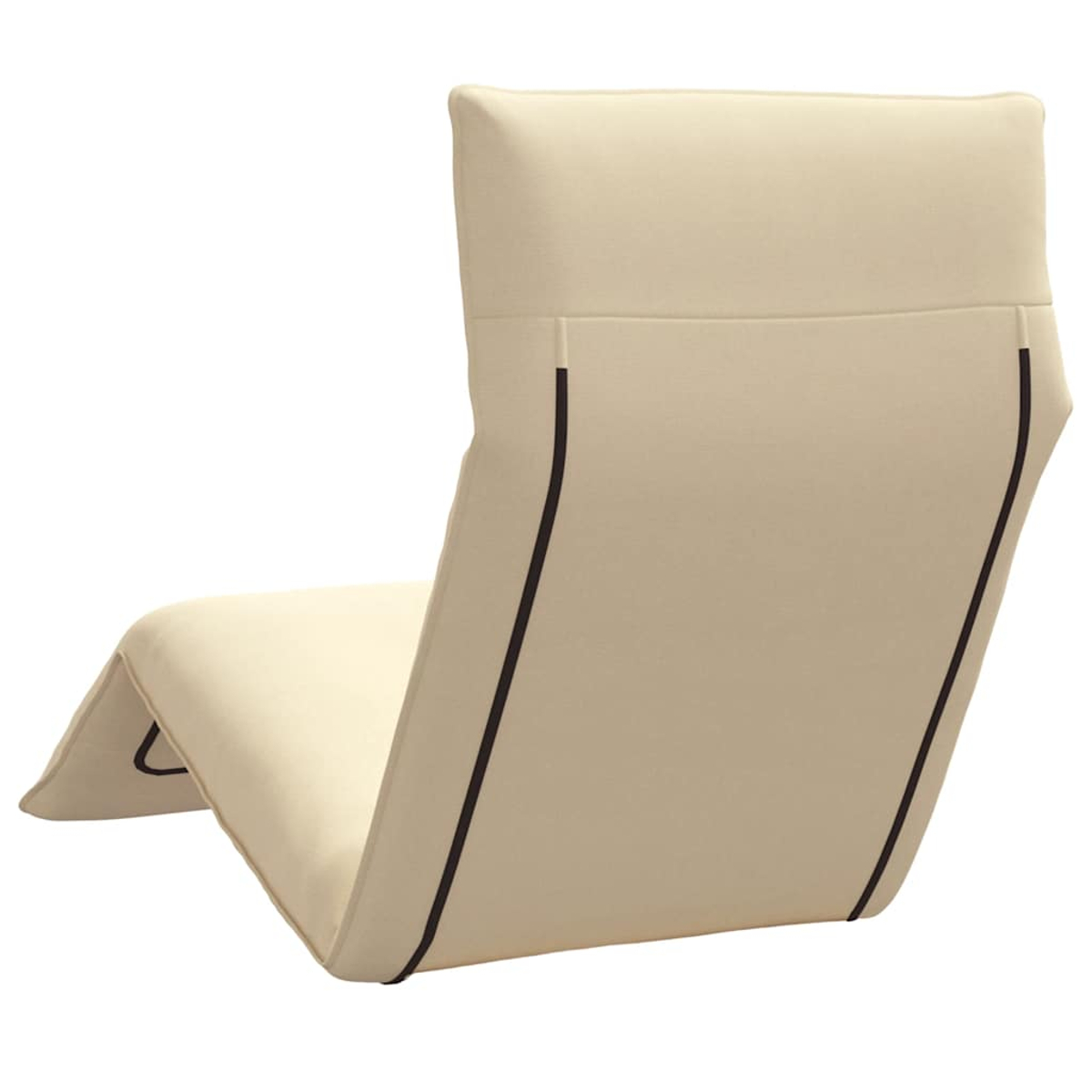 Una poltrona da salotto beige con accenti scuri su sfondo bianco.