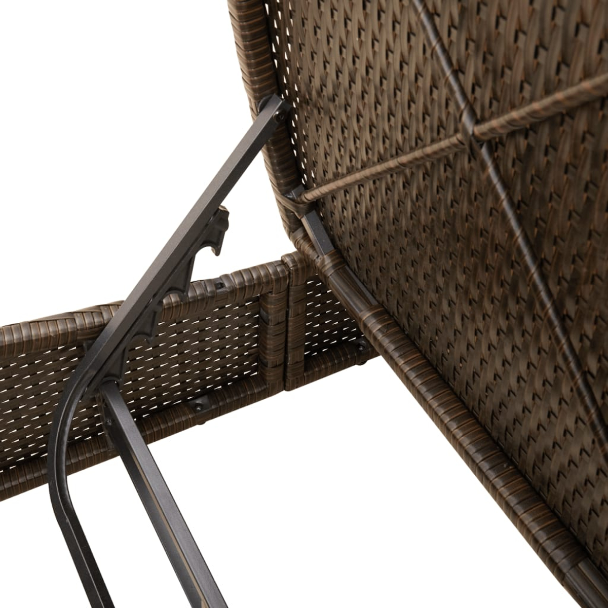 Dettaglio ravvicinato di intreccio in rattan marrone e telaio metallico di sdraio.