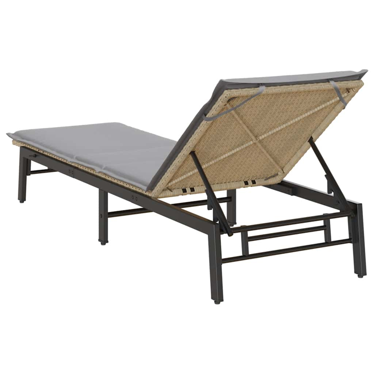 Un lettino prendisole grigio con schienale regolabile, rattan intrecciato e telaio in metallo.
