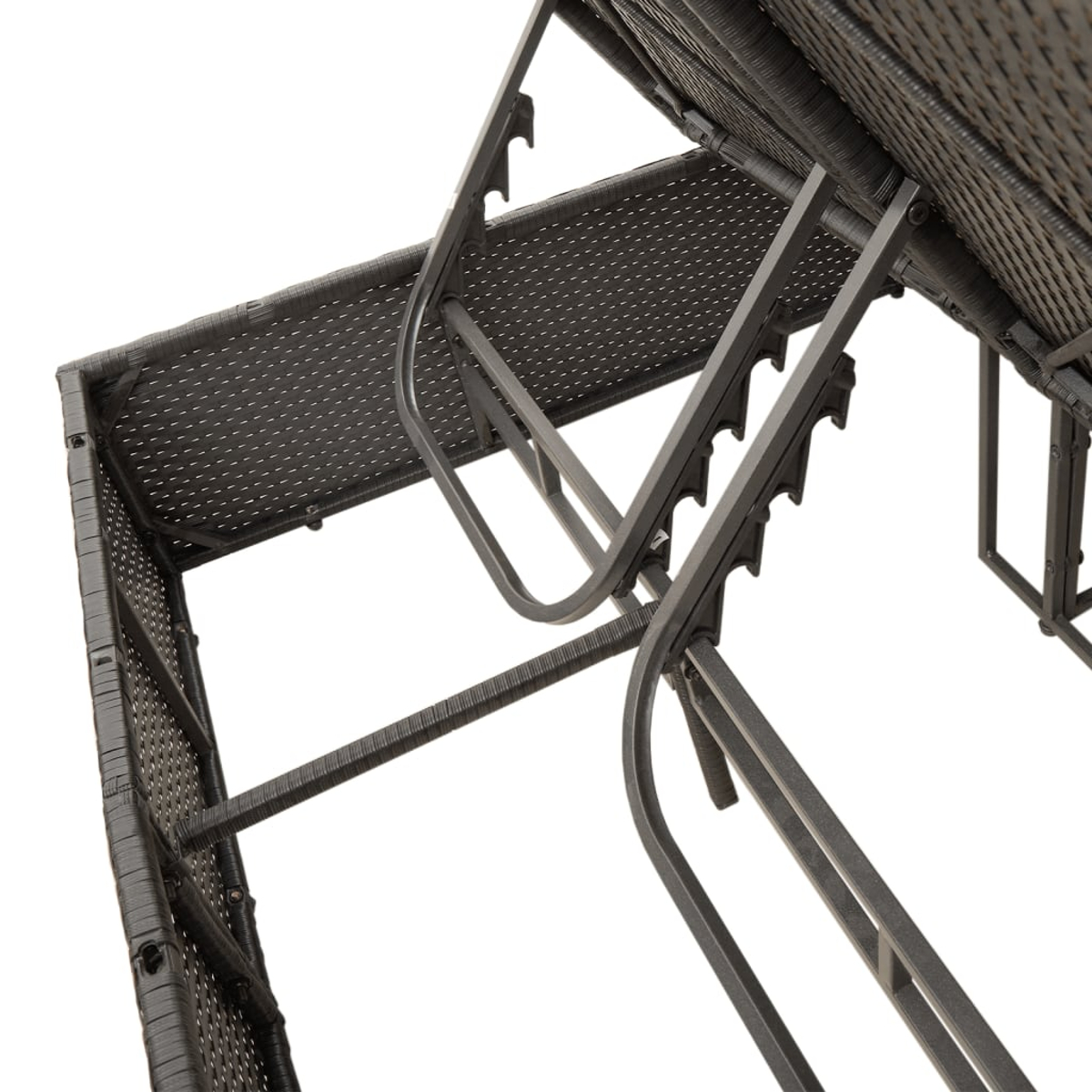 Primo piano di intreccio in rattan scuro e telaio in metallo di una sdraio.