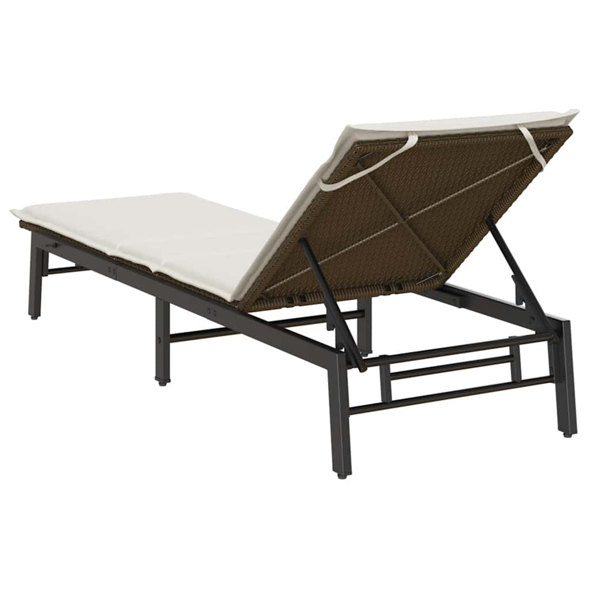 Sdraio in rattan marrone con cuscino bianco su telaio in metallo nero, su sfondo bianco.