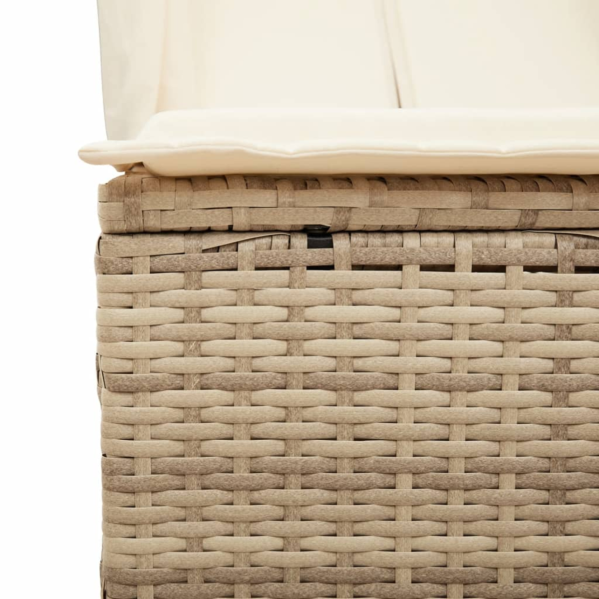 Primo piano di una trama in rattan beige con un cuscino color crema.
