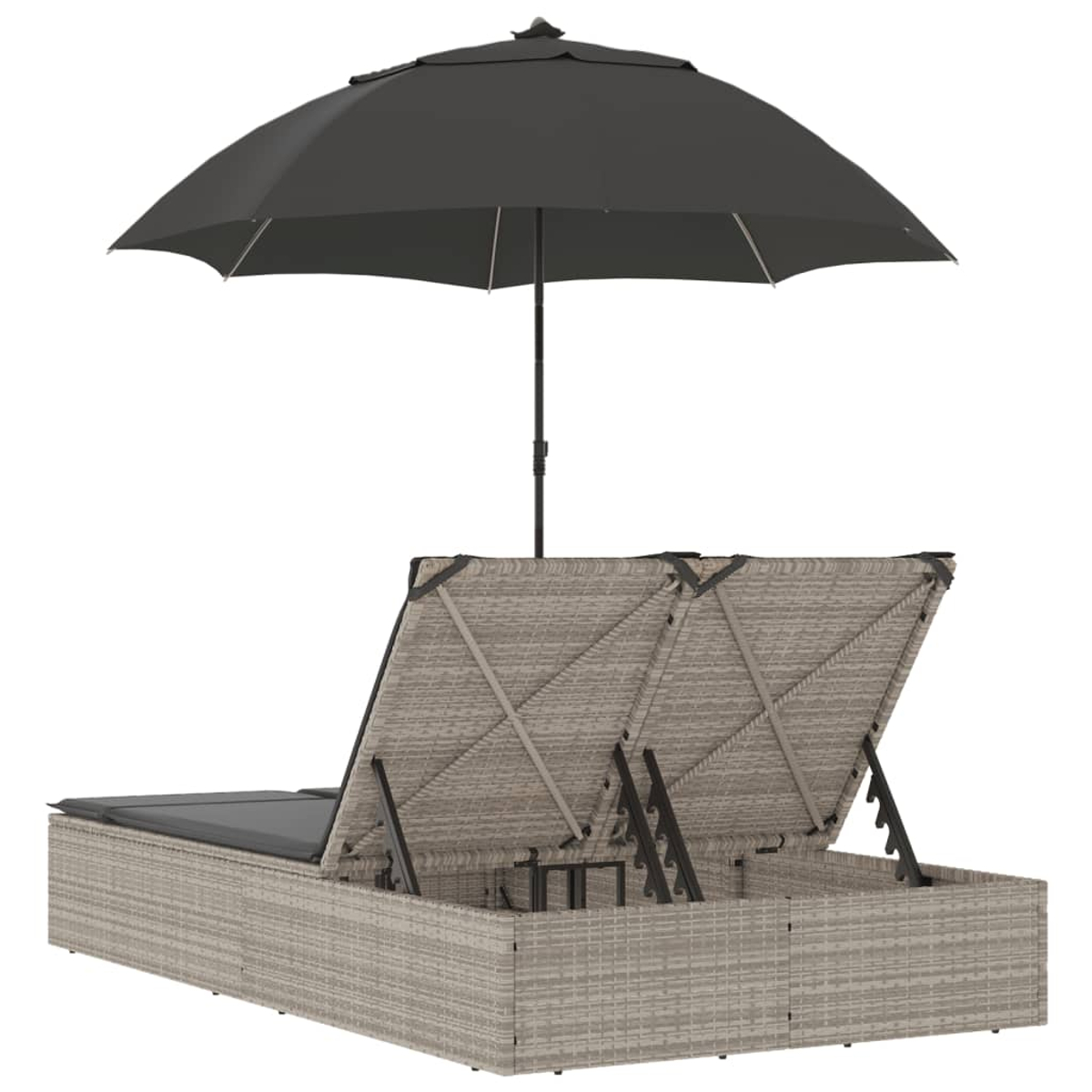 Lettino prendisole in rattan grigio con contenitore aperto e ombrellone nero.