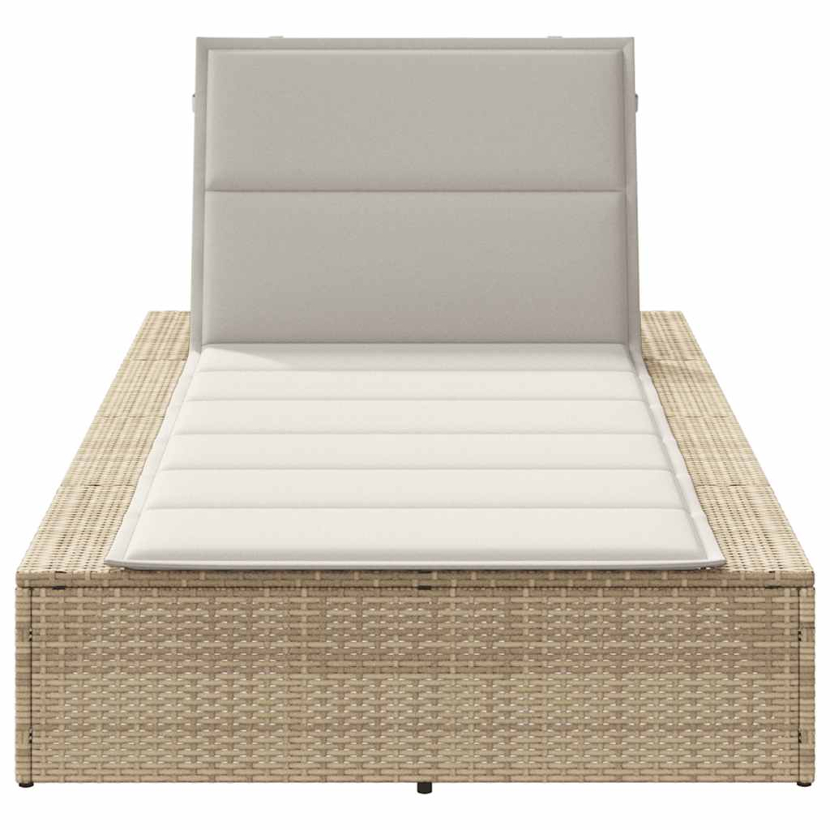 Un lettino prendisole in rattan beige con seduta e schienale imbottiti. Cuscino bianco.
