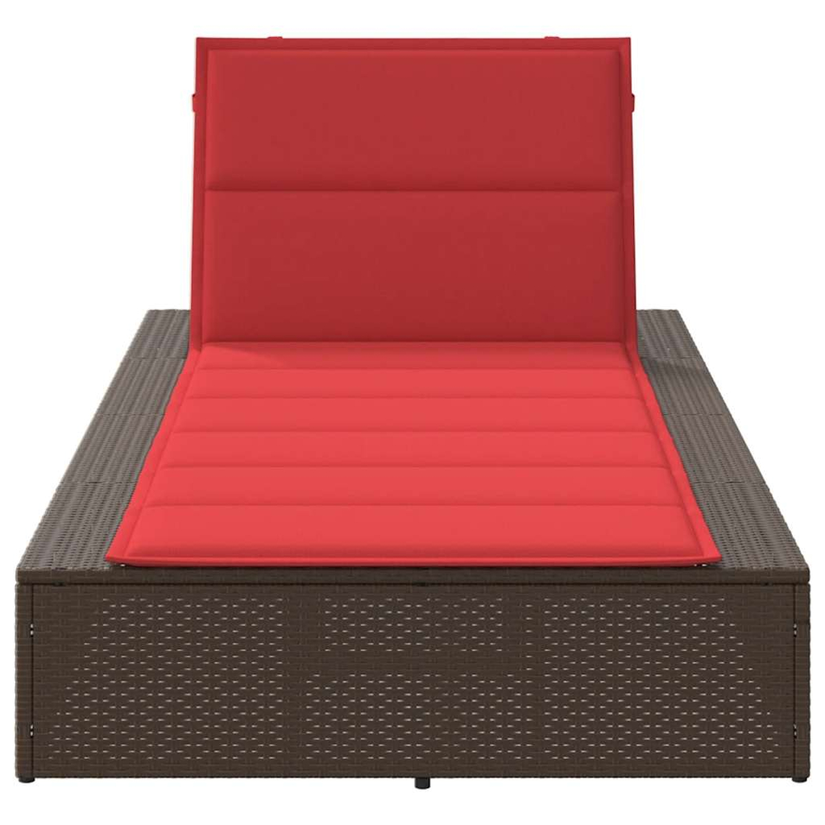 Lettino prendisole in rattan marrone con cuscino rosso, schienale regolabile.
