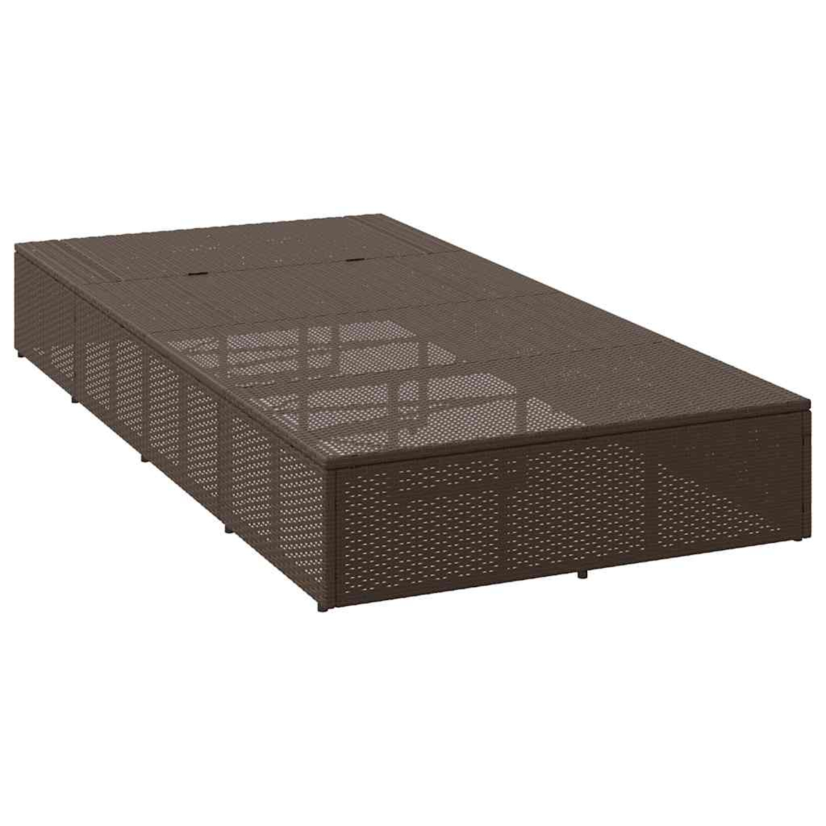 Un mobile contenitore in rattan marrone simile a un letto con coperchio.