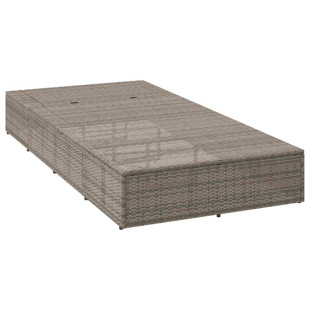 Ein rechteckiger Tisch aus Rattan-Geflecht mit Glasplatte, braun.