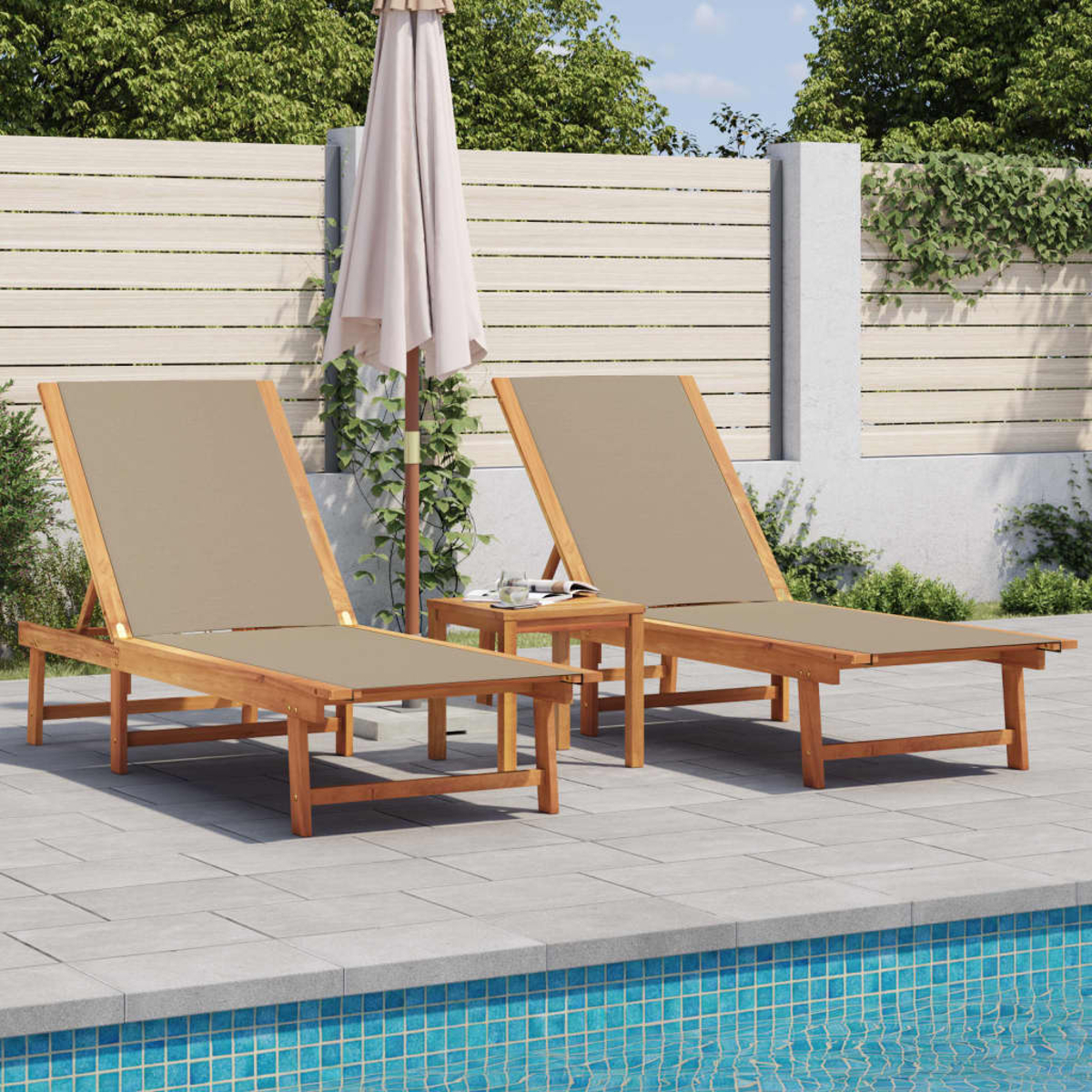 Zwei hölzerne Liegestühle mit beige Polstern am Pool, mit Sonnenschirm und kleinem Tisch.
