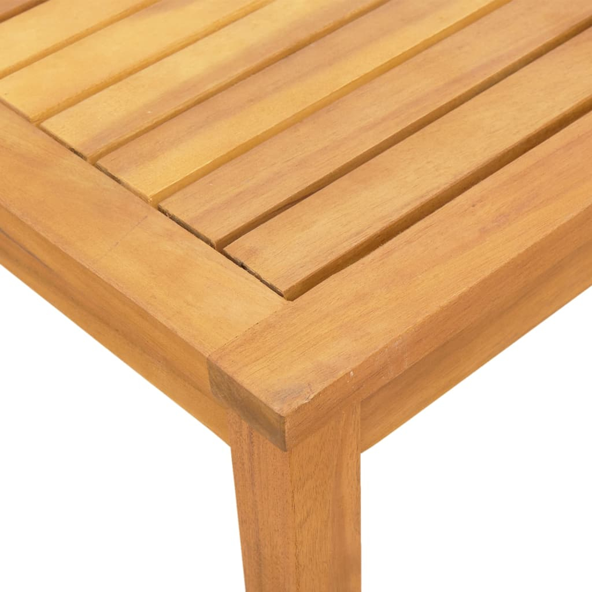 Nahaufnahme einer Holztischecke mit Lamellenoberfläche und Beinen.