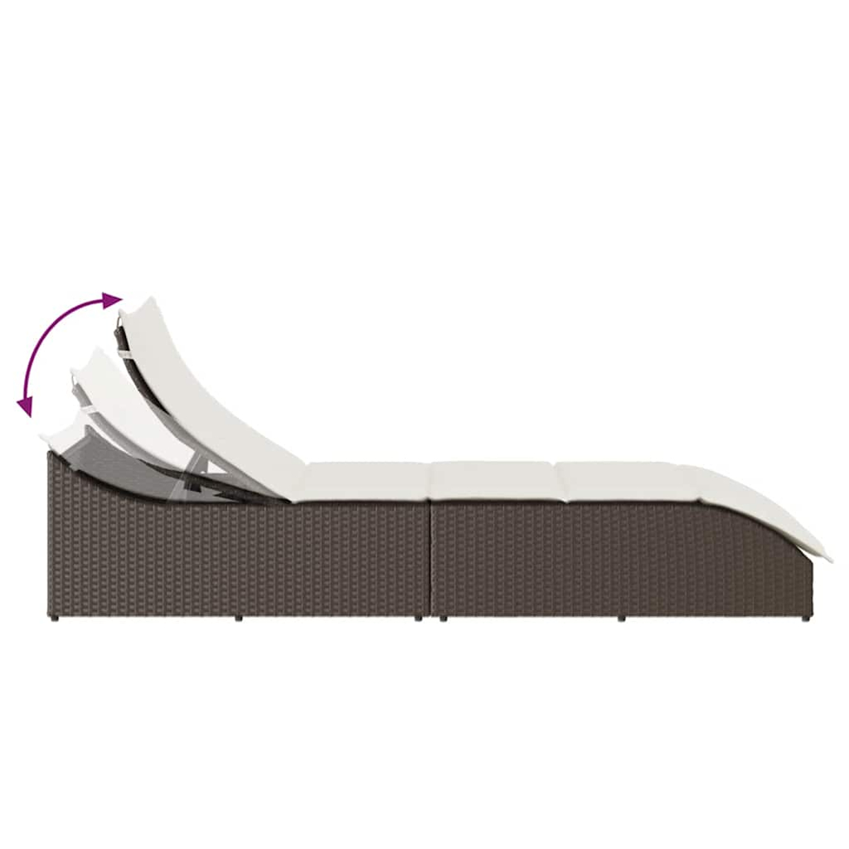 Dunkelbraune Rattan-Liege mit verstellbarer Rückenlehne und weißen Kissen.