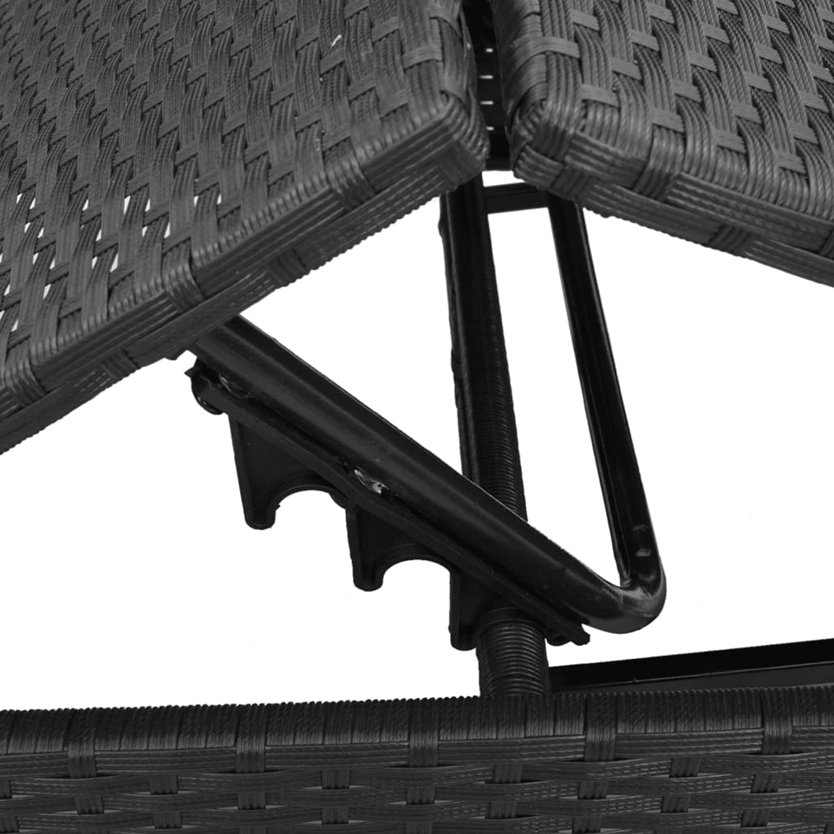 Sedia in rattan grigio scuro con telaio in metallo nero. Primo piano.