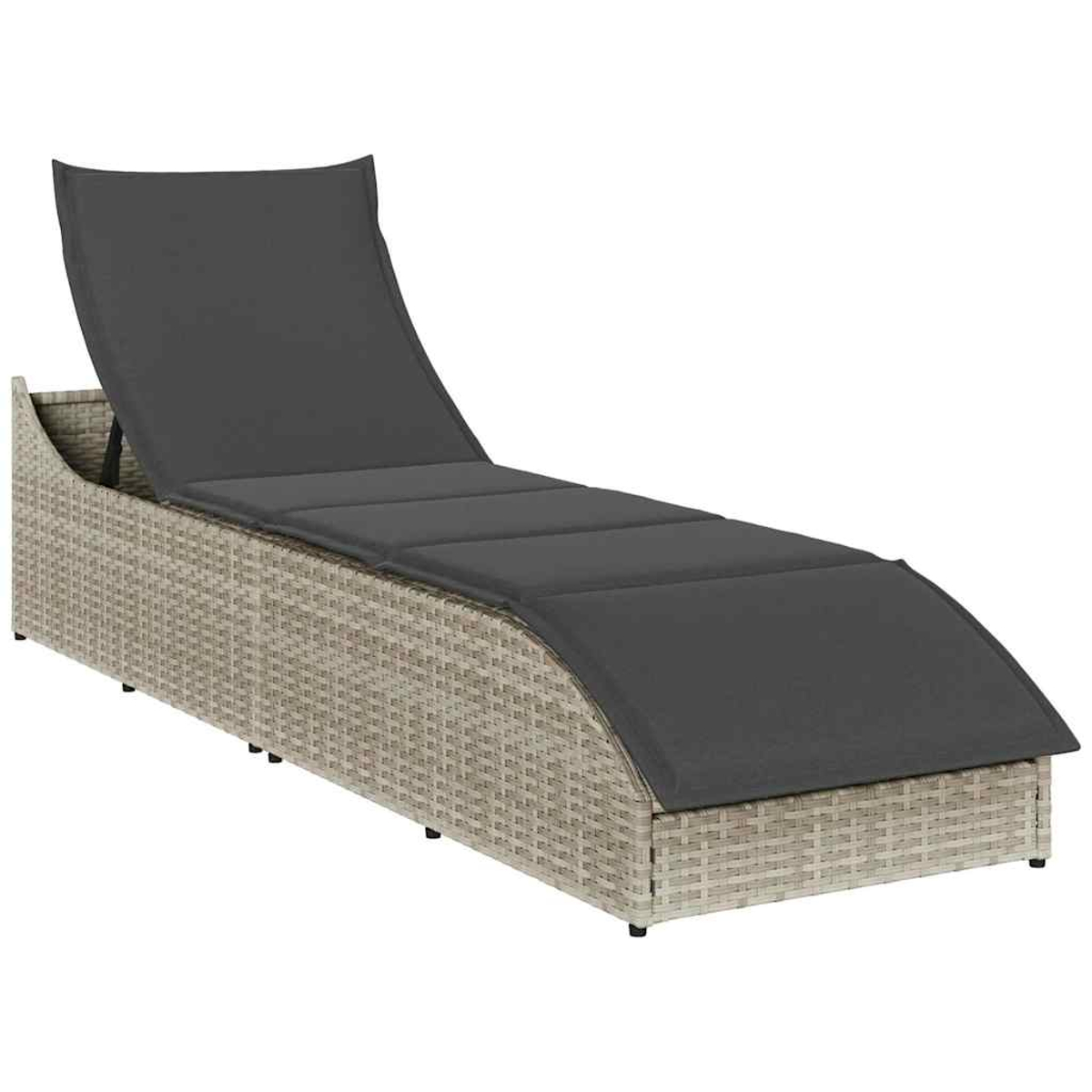 Chaise longue in rattan grigio con schienale regolabile e cuscino.