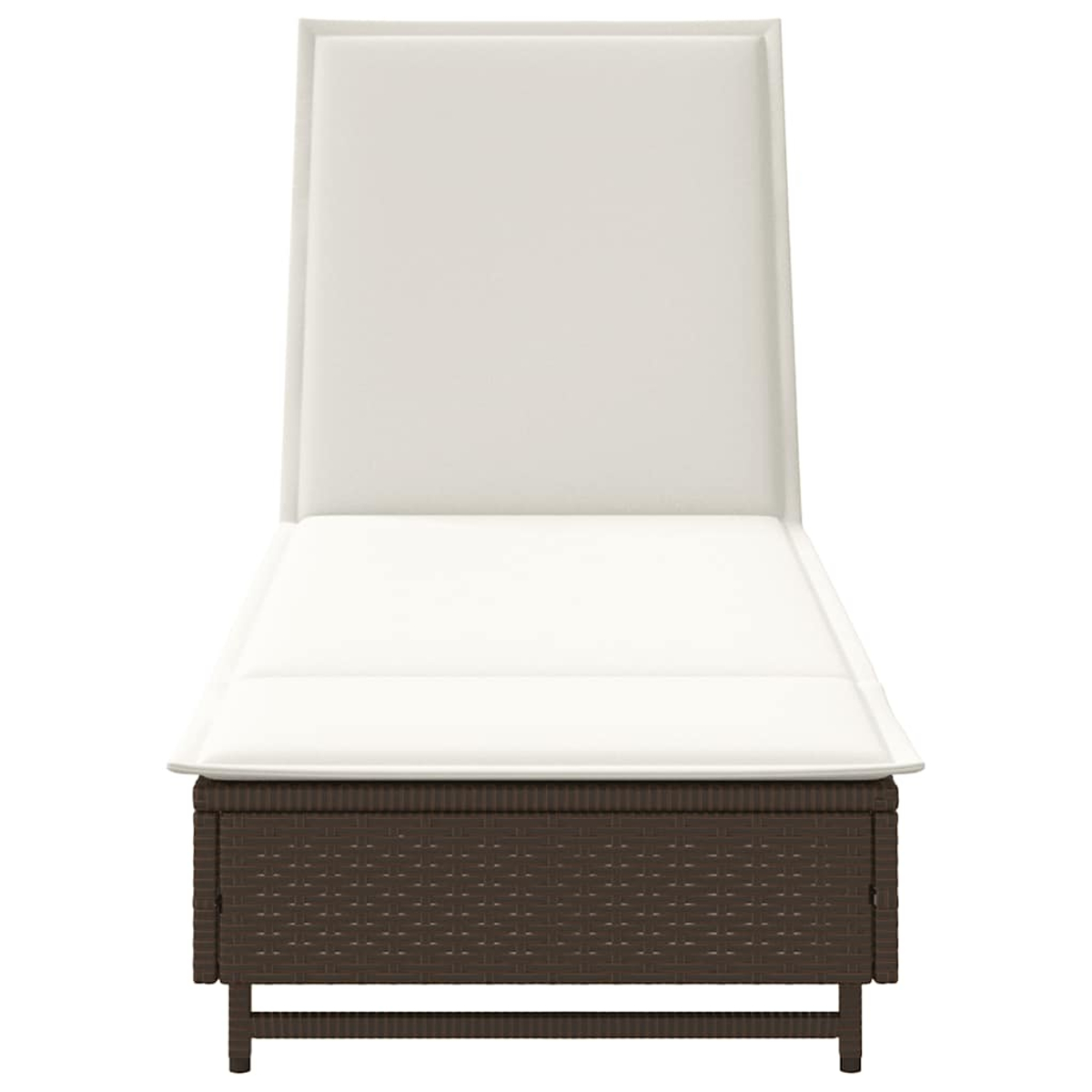Una poltrona lounge in rattan marrone con cuscini bianchi, vista frontale.