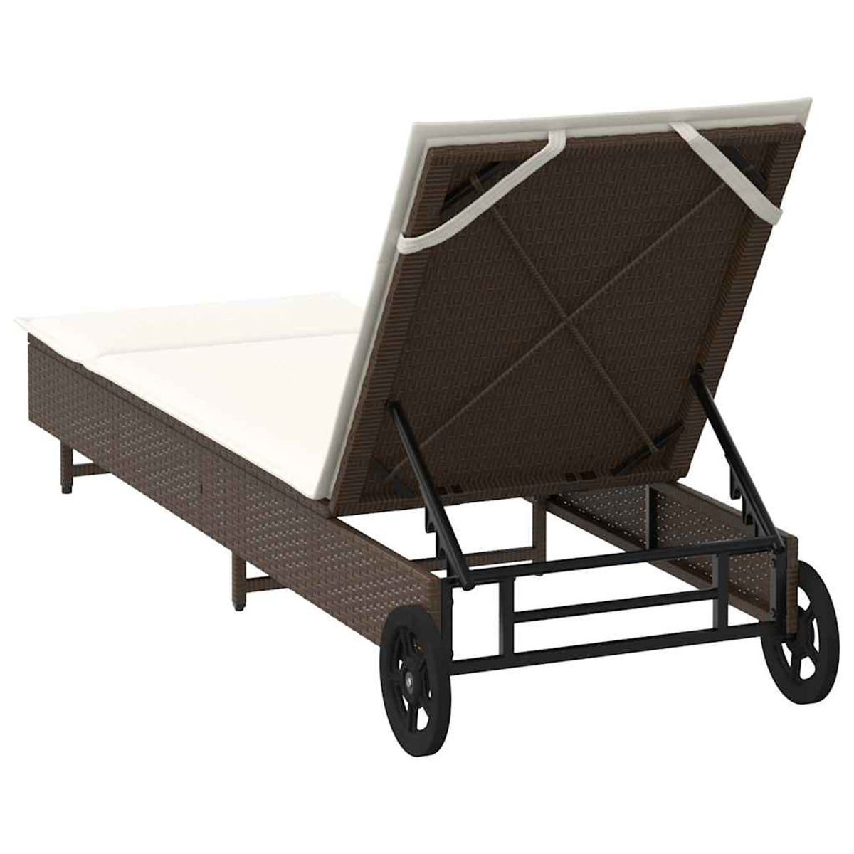 Lettino prendisole in rattan marrone con schienale regolabile, cuscini bianchi e ruote.