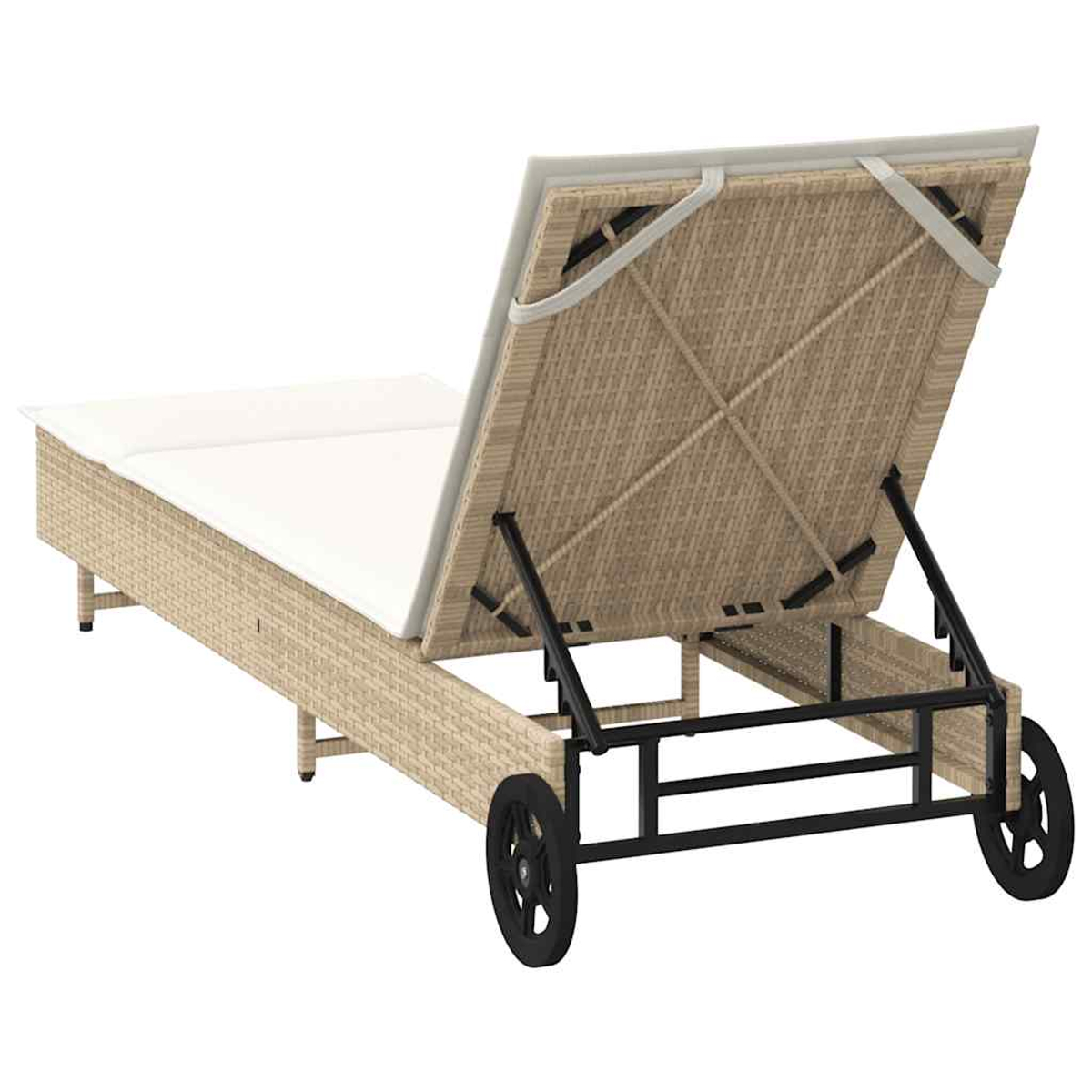 Lettino prendisole in rattan beige con cuscino bianco e ruote nere, schienale regolabile.
