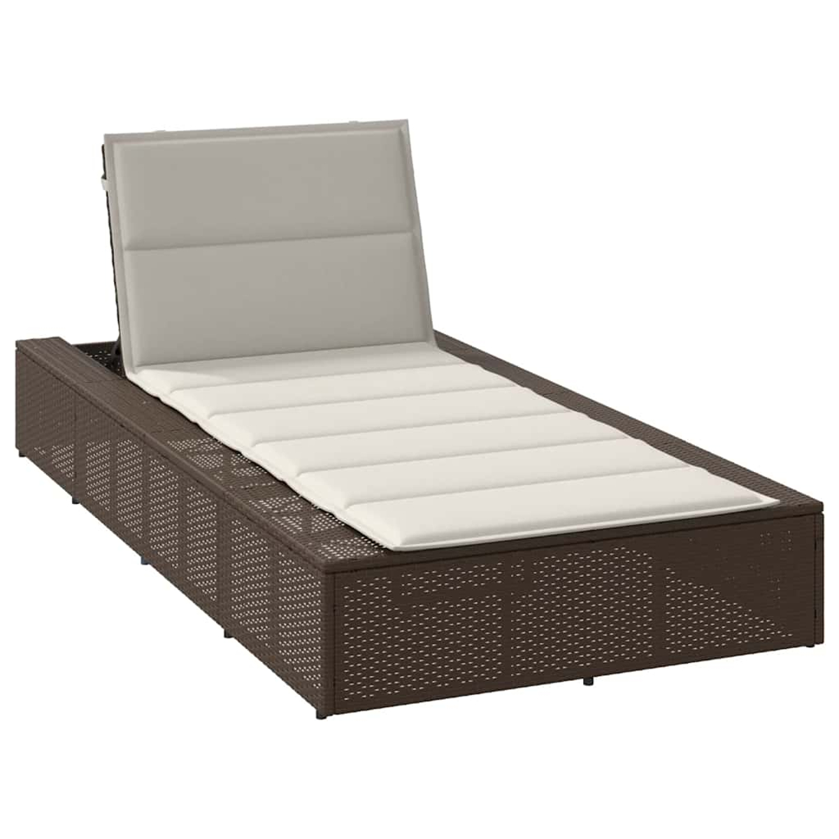 Una chaise longue in rattan marrone con cuscino beige e schienale regolabile.