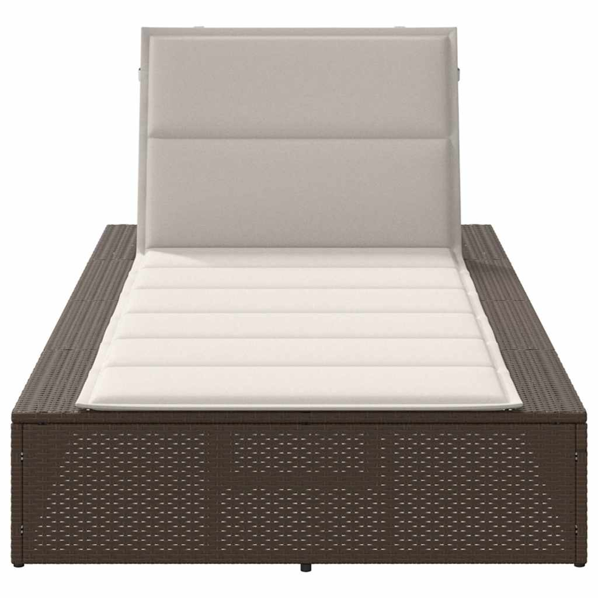 Chaise longue in rattan marrone con cuscini beige e poggiatesta regolabile.