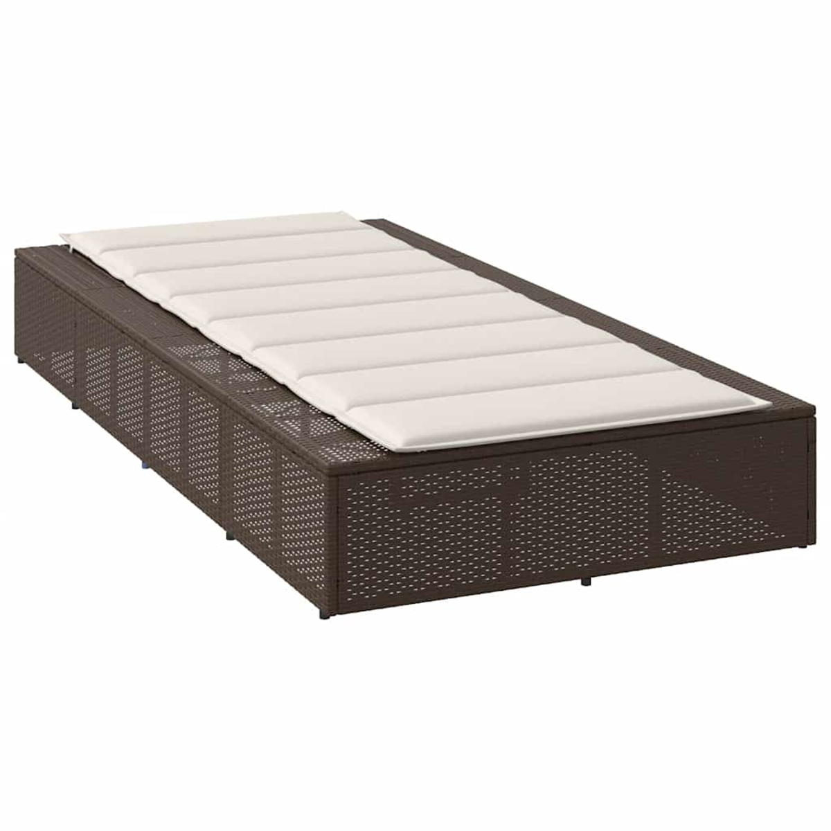 Divano in rattan marrone con cuscino chiaro, su sfondo bianco.