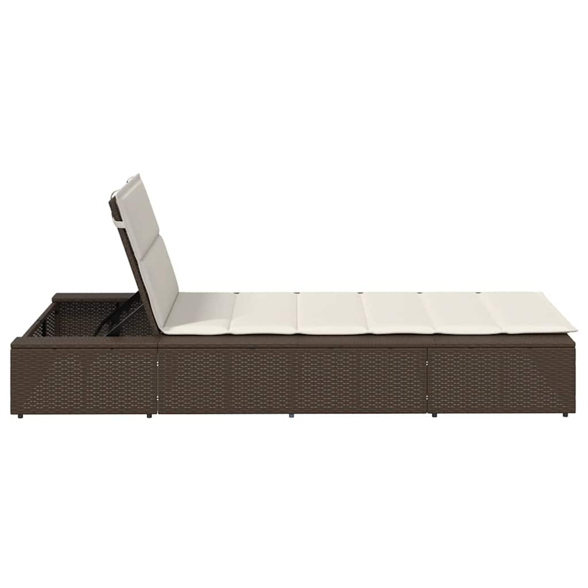 Lettino prendisole in rattan marrone con schienale regolabile e cuscini.