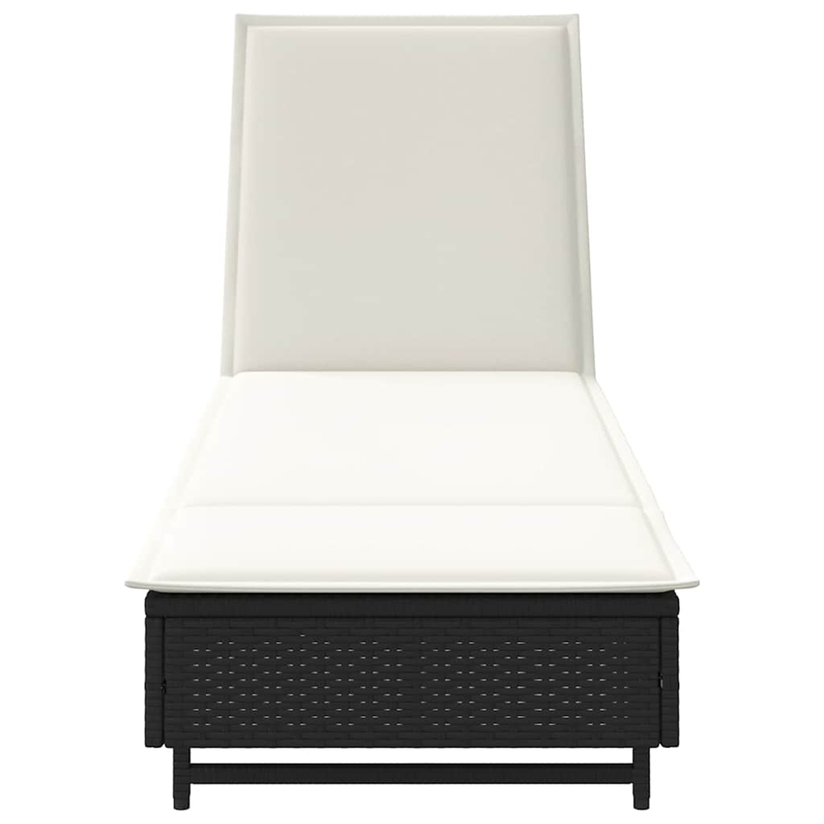 Cuscino bianco per lettino da esterno su telaio nero in rattan.