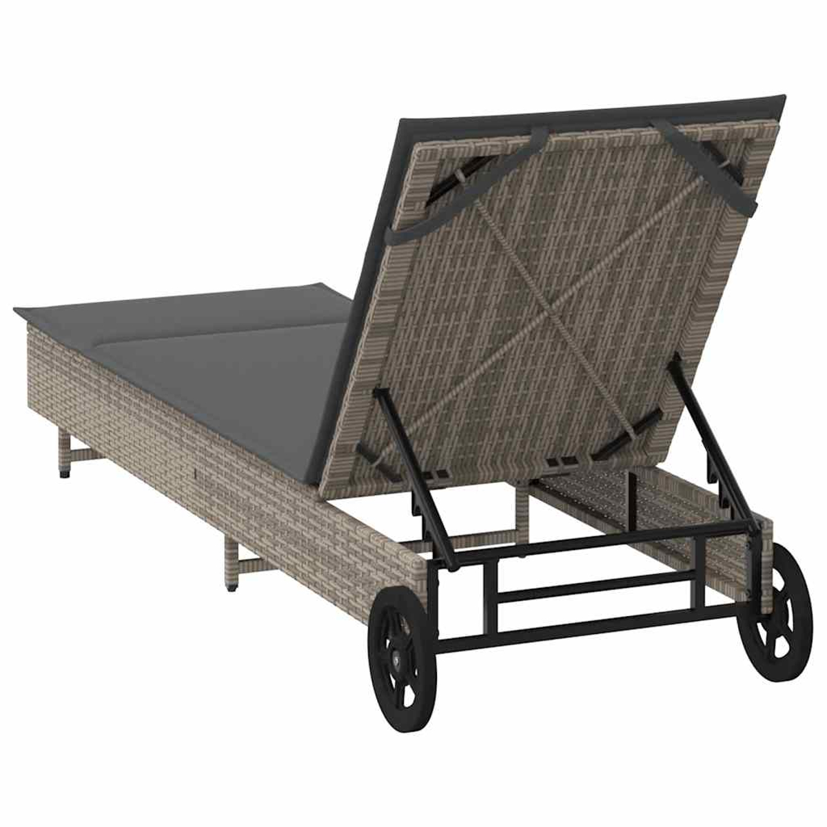 Sdraio in rattan con schienale regolabile, cuscino grigio e ruote.