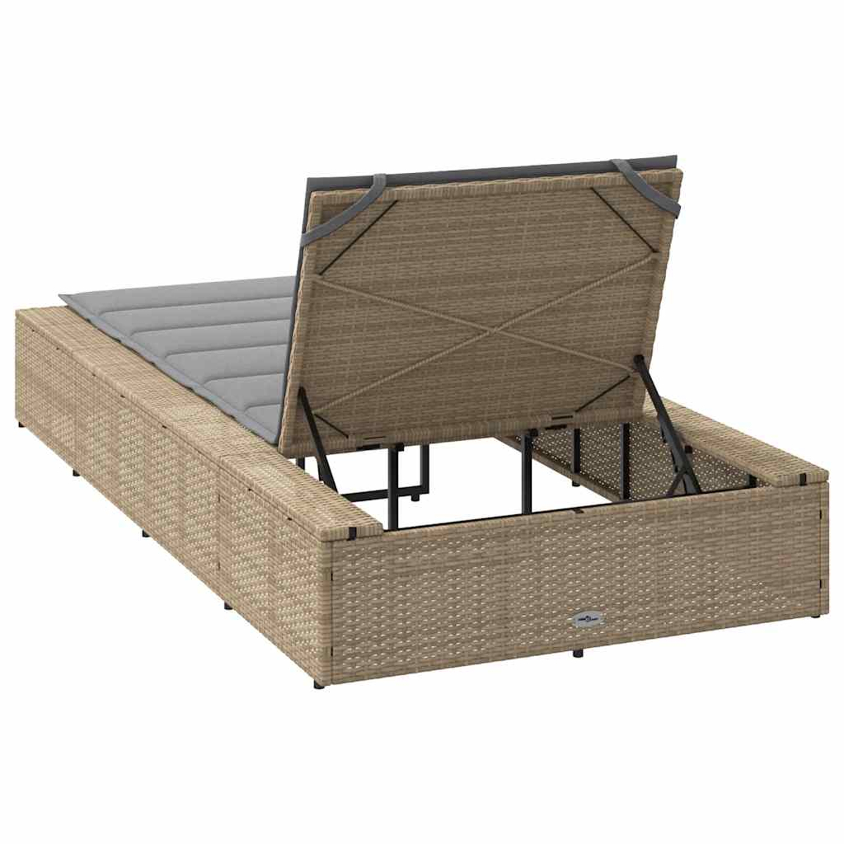 Brauner Rattan-Sitz mit offenem Fach und grauer Polsterung.