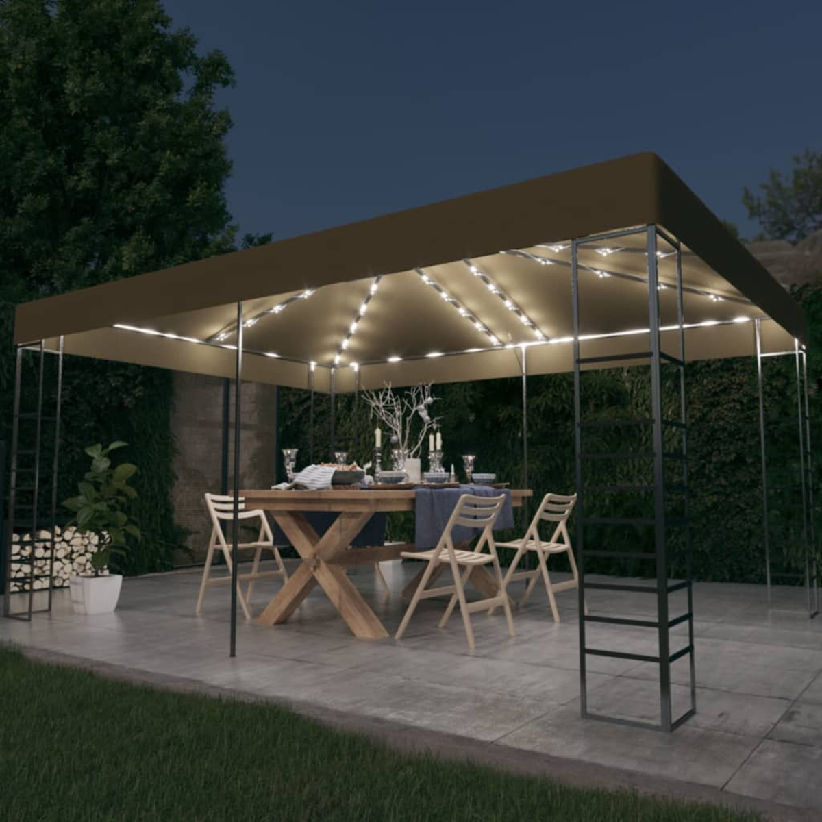 Una gazebo all'aperto con tavolo illuminato e sedie di notte.