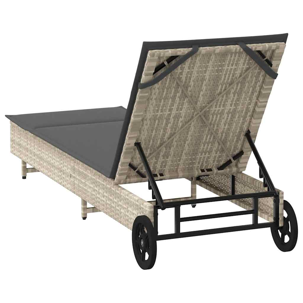 Lettino prendisole in rattan beige con cuscino grigio e ruote nere.