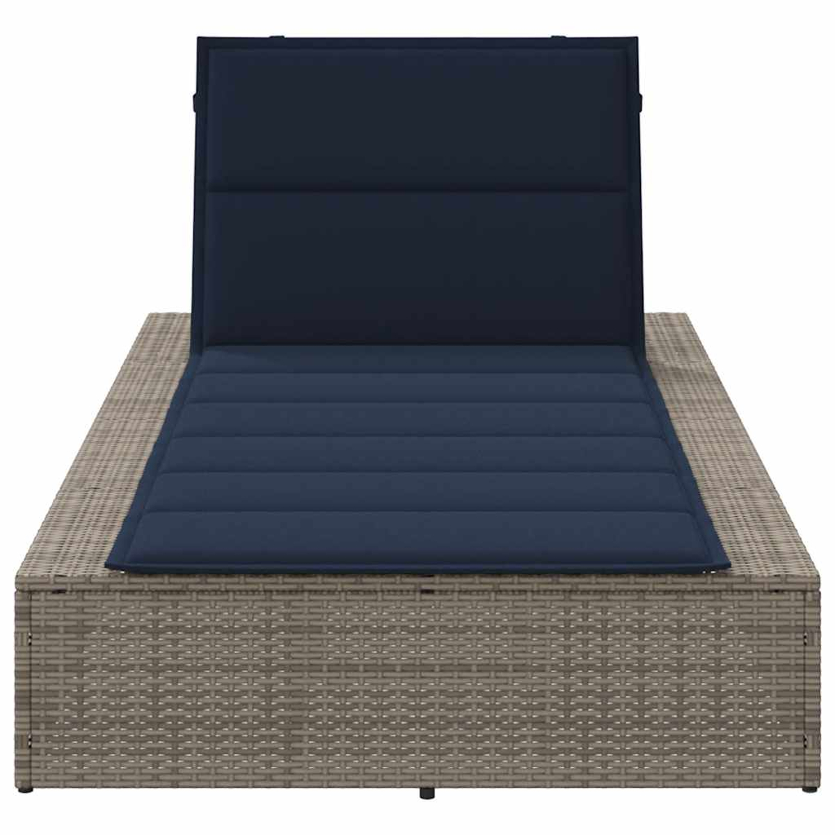 Ein dunkles blaues Liegekissen auf einem Rattan-Sofa mit verstellbarer Rückenlehne.