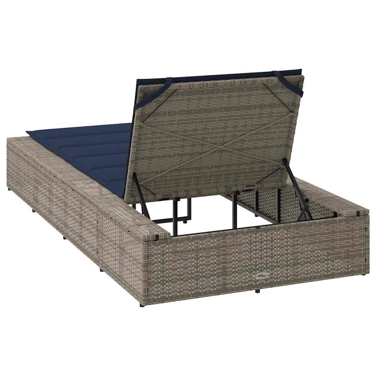 Loungesessel aus Rattan mit offener Klappe, die Stauraum und blaues Kissen offenbart.