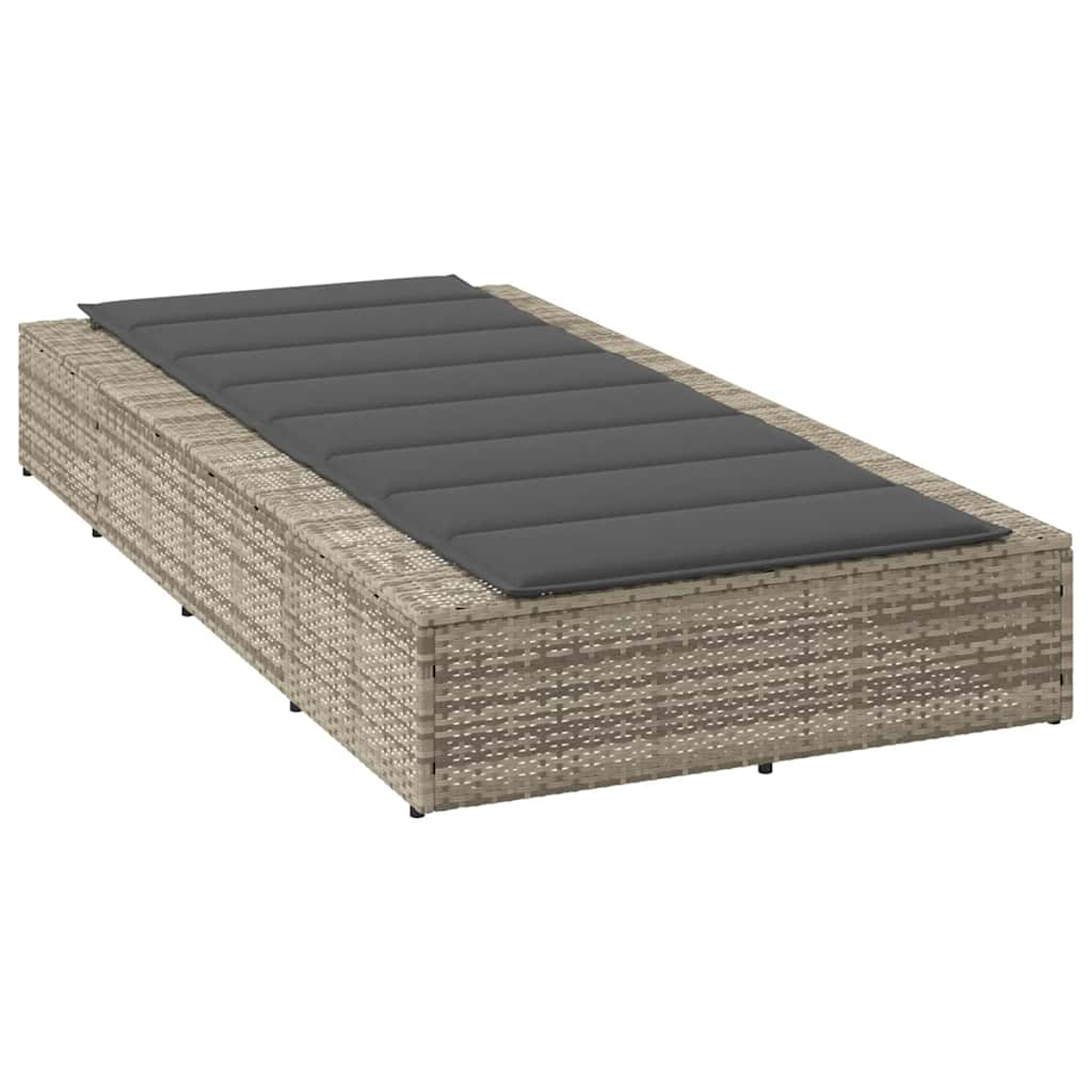 Un cuscino grigio su una poltrona da salotto rettangolare in rattan intrecciato.