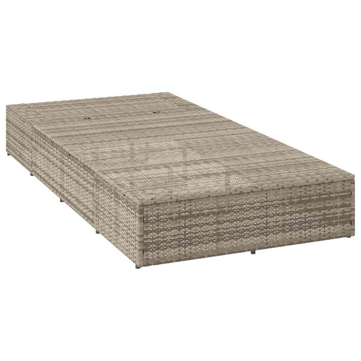 Divano in rattan marrone con motivi intrecciati orizzontali e verticali.