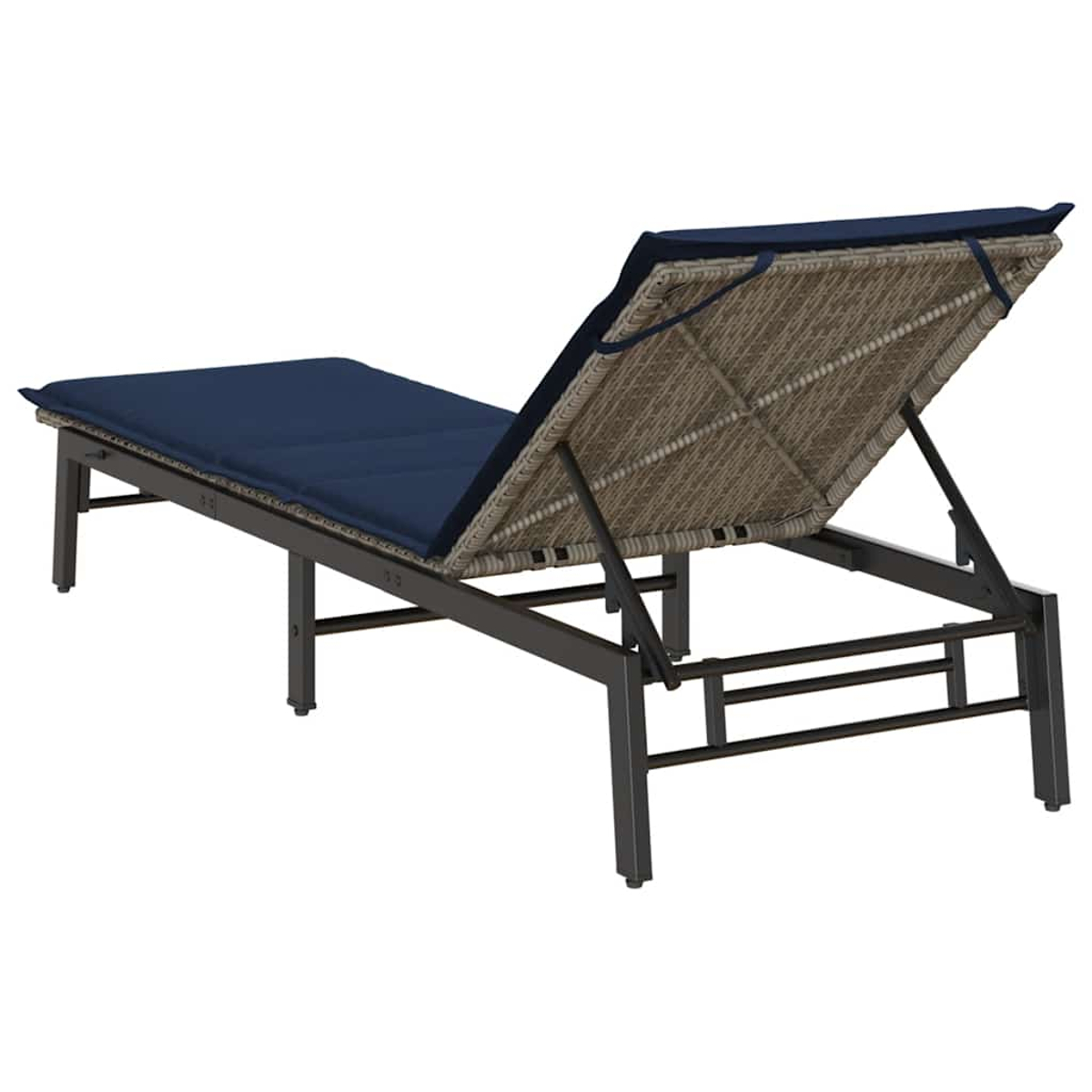 Sdraio in rattan marrone con cuscino blu navy, sfondo bianco.