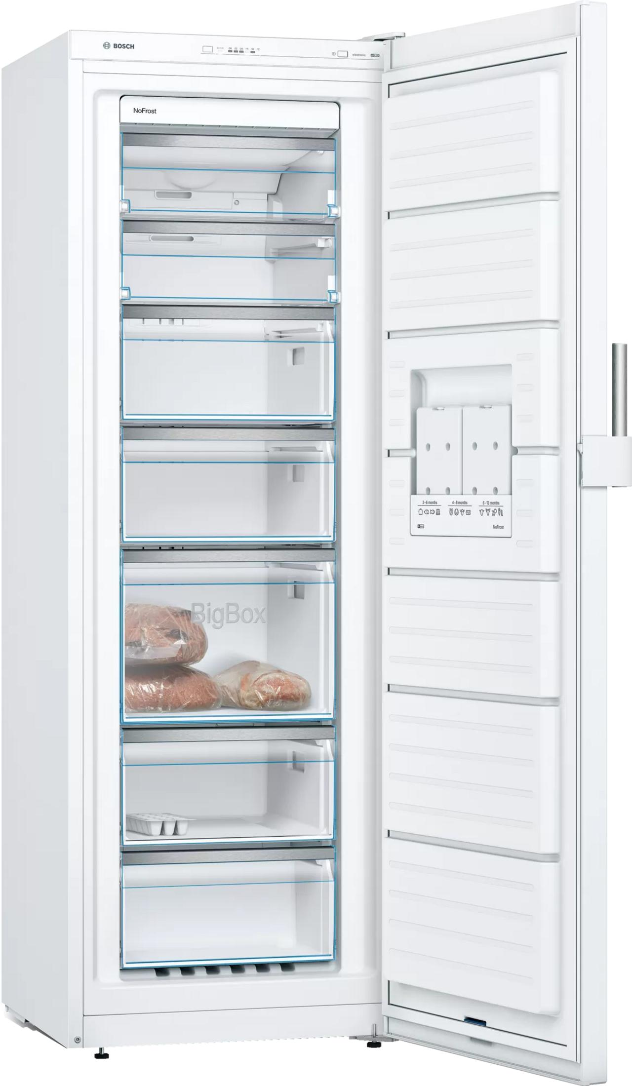 Ein weißer Bosch-Gefrierschrank mit offener Tür, gefüllt mit Fächern und einigen Fleischpackungen.