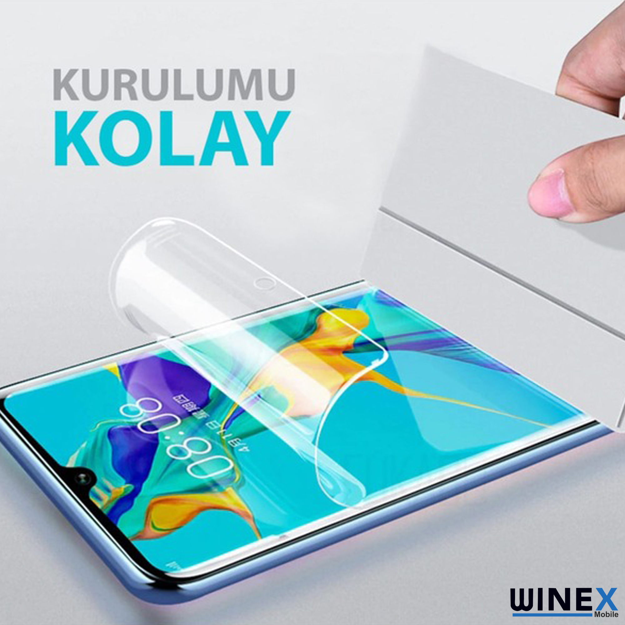Bir el akıllı telefona ekran koruyucu yerleştiriyor.