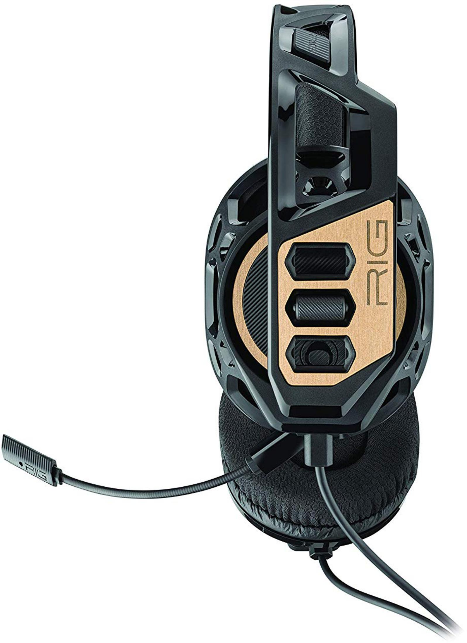 Auriculares negros para gaming con micrófono y marca RIG dorada.