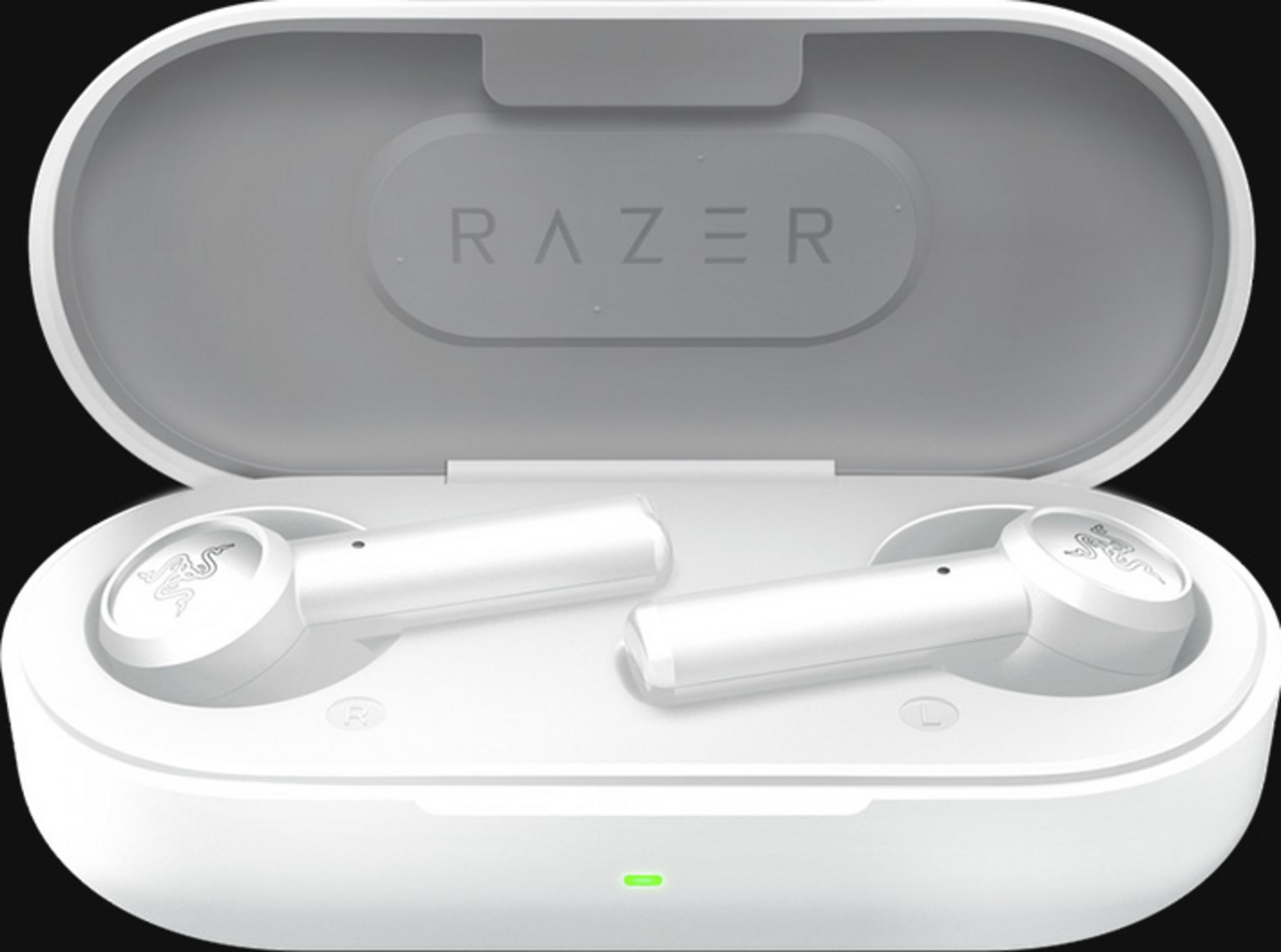Un paio di auricolari bianchi Razer in una custodia di ricarica bianca aperta.