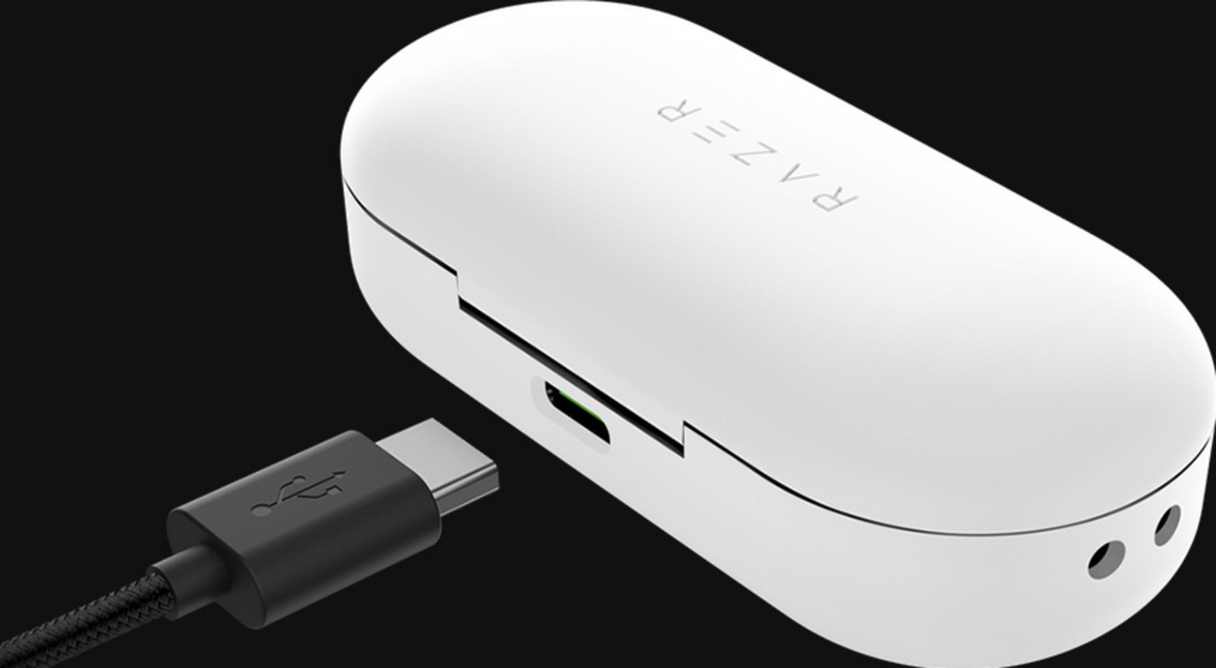 Una custodia di ricarica Razer bianca con un cavo USB-C collegato alla sua porta.