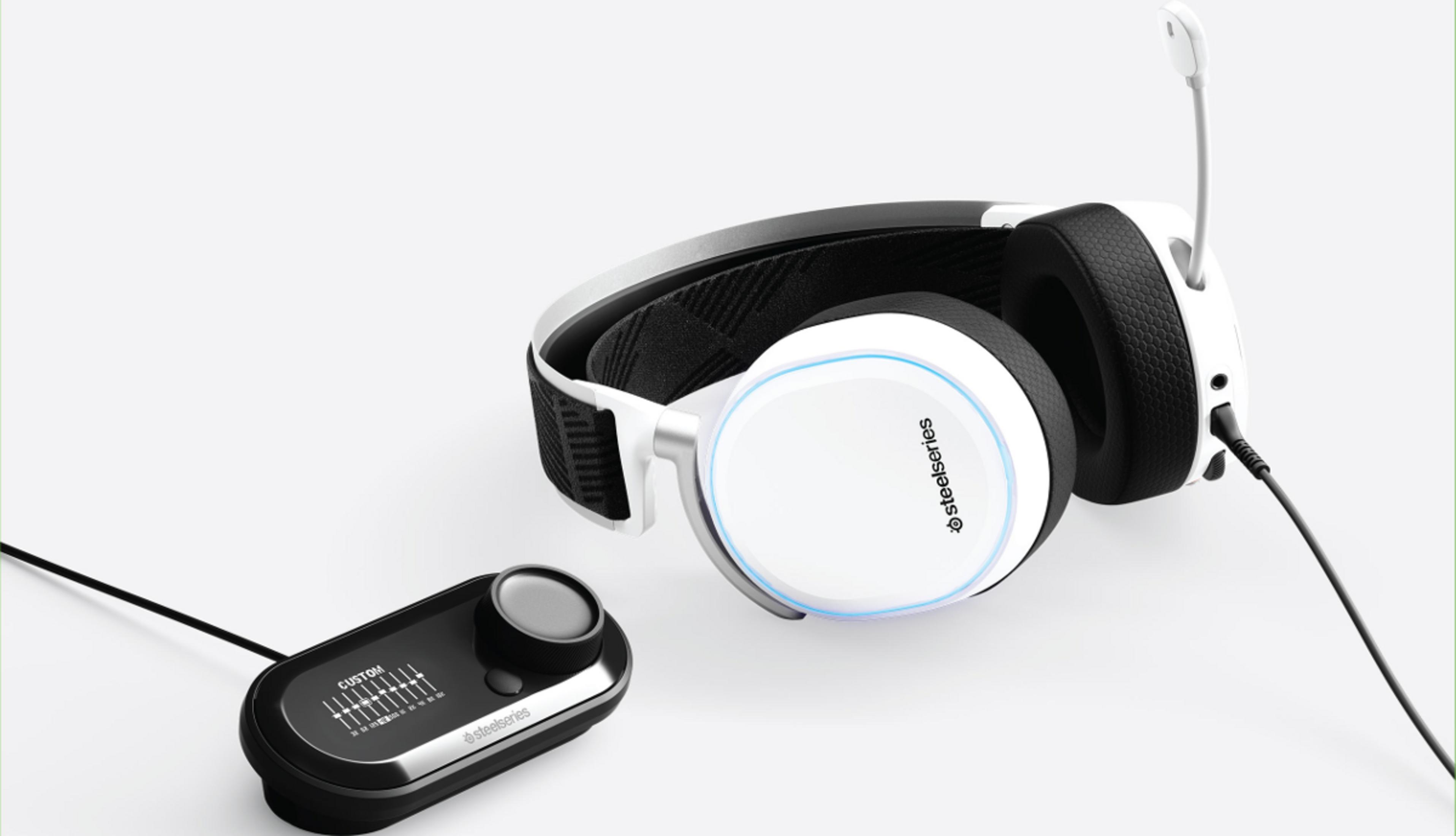 Auriculares blancos para juegos con micrófono y controlador de cable negro sobre fondo blanco.
