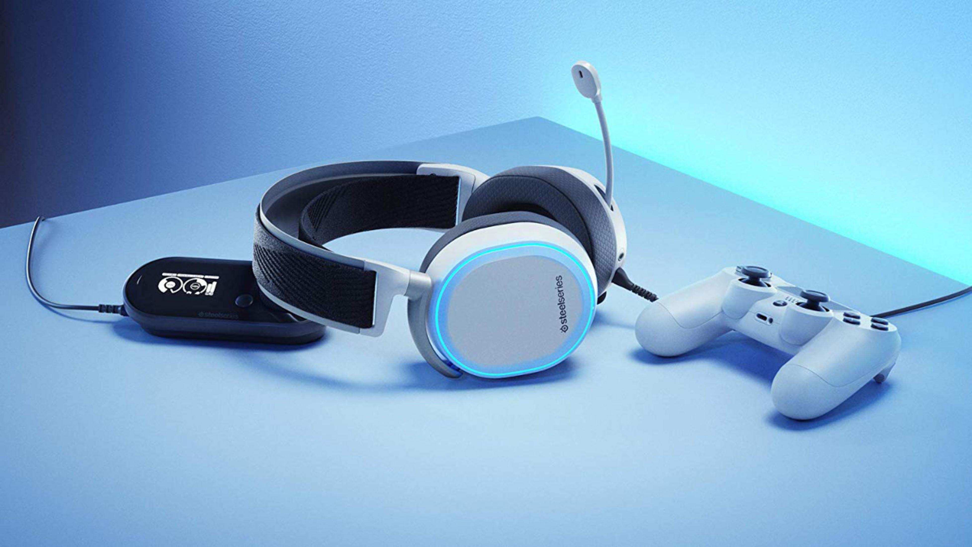Auriculares blancos para juegos con micrófono, mando y dongle sobre fondo azul.