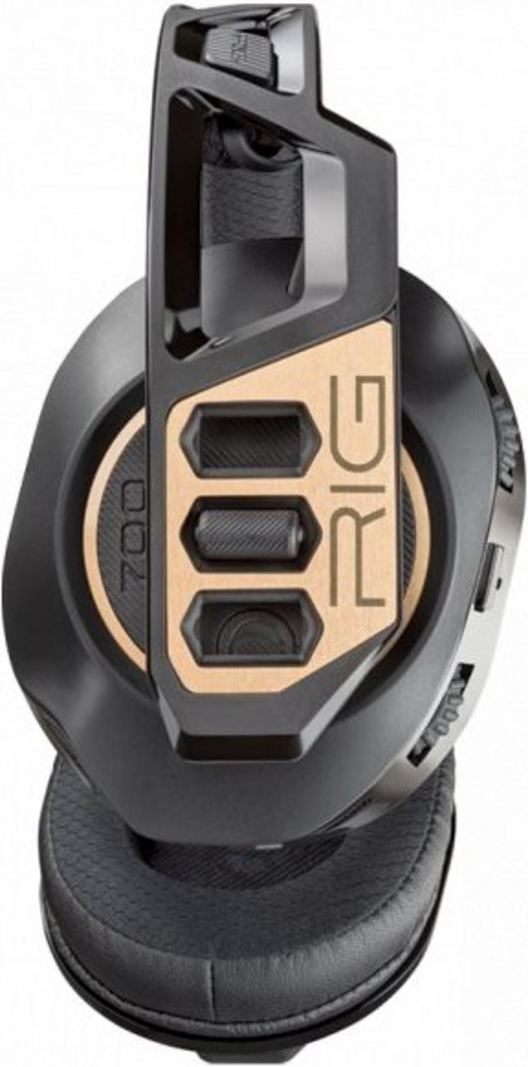 Nahaufnahme eines schwarzen RIG 700 Gaming-Headsets mit goldenen Akzenten.