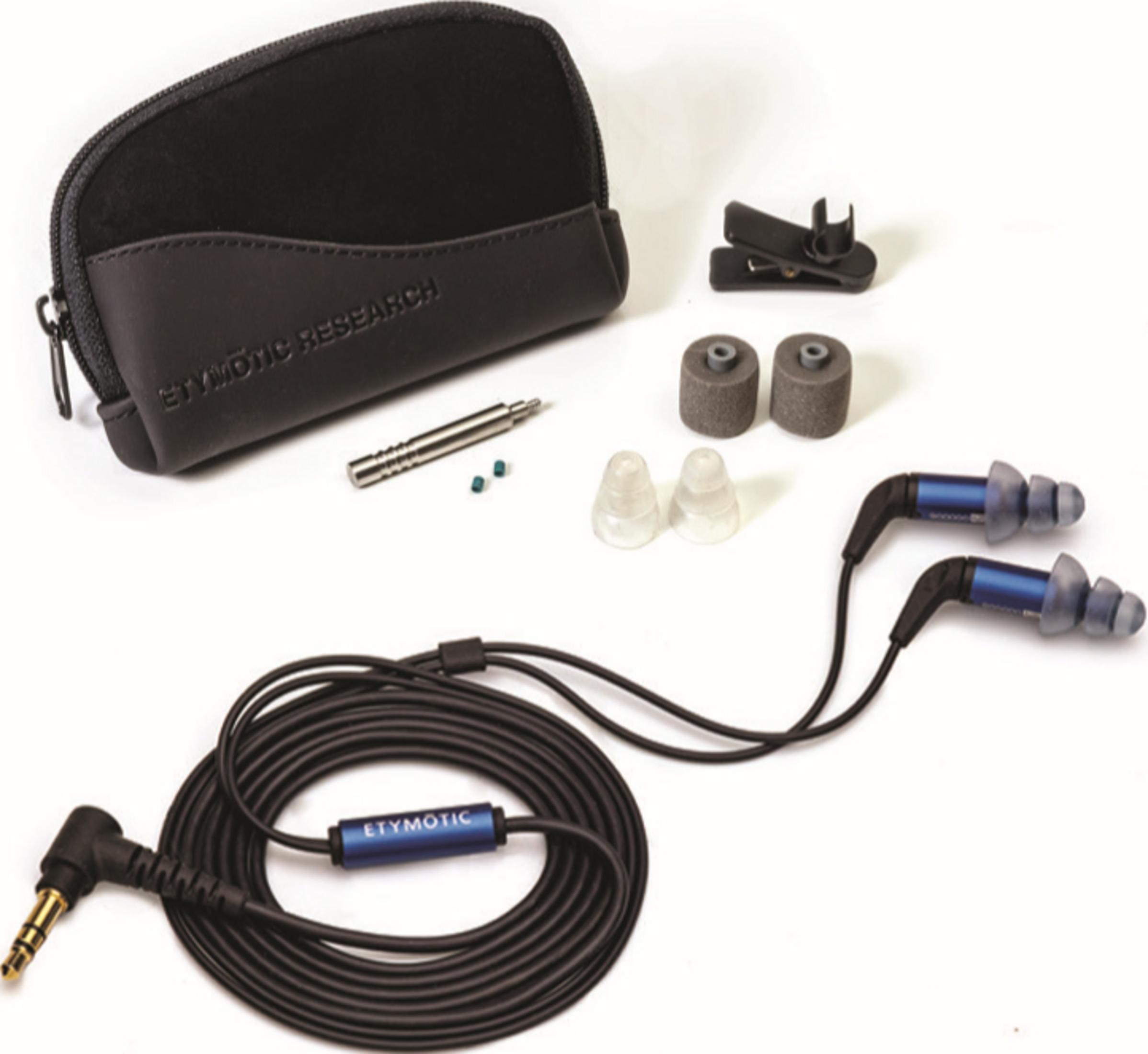 Etymotic Ohrhörer mit Zubehör: Tasche, Clip, Stöpsel, Werkzeug und Kabel.