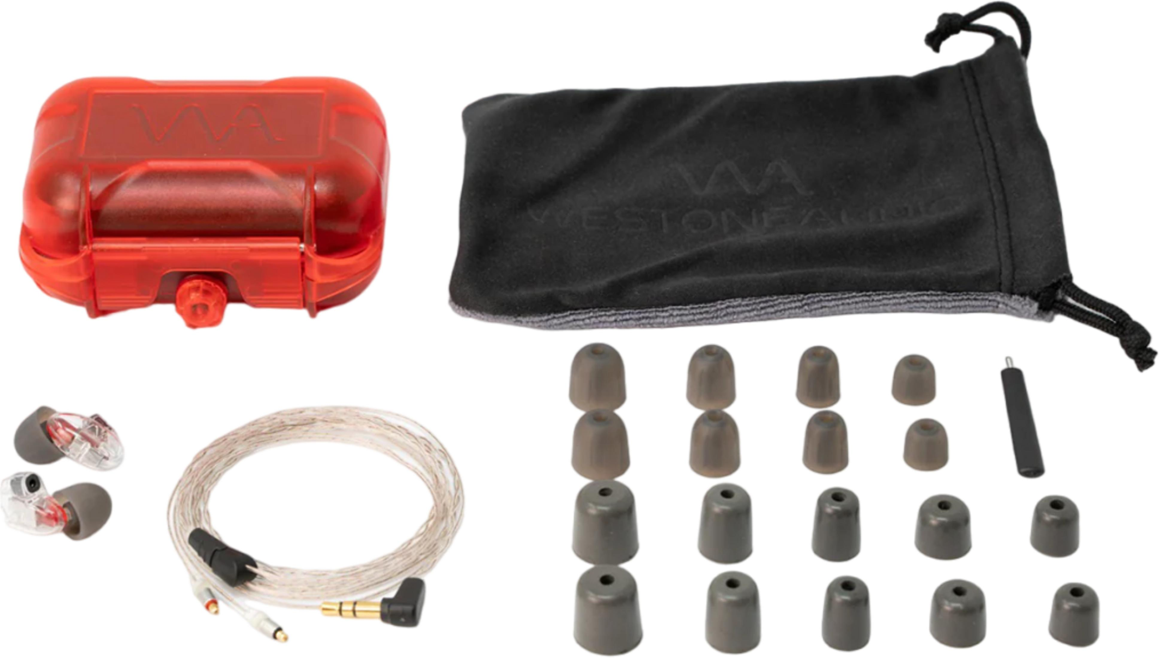 Rote Hülle, schwarze Tasche, Ohrhörer, Kabel und Ohrstöpsel auf weißem Grund.