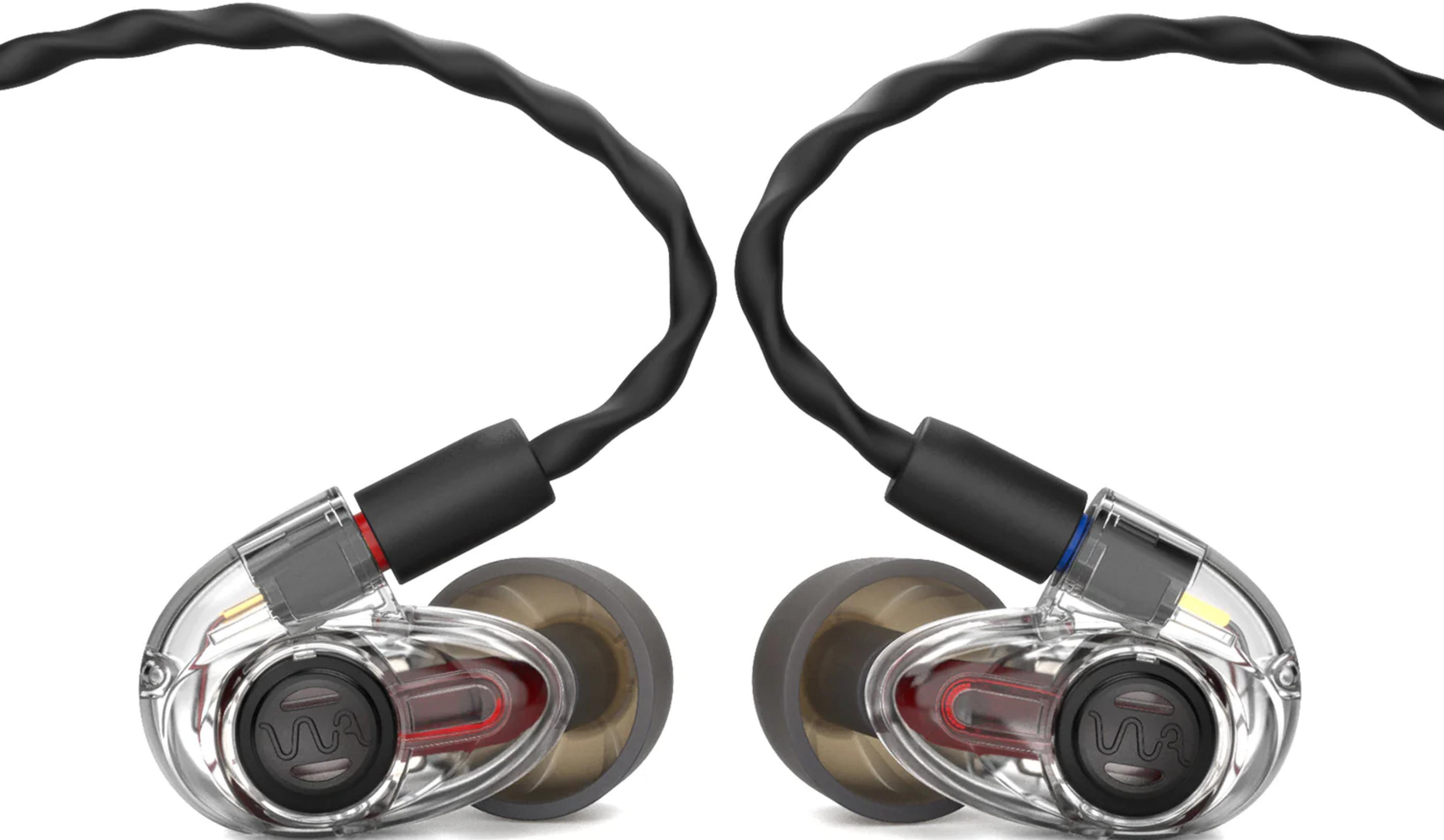 Ein Paar transparente In-Ear-Kopfhörer mit schwarzen Kabeln, Rot/Blau/Gelb-Akzenten.