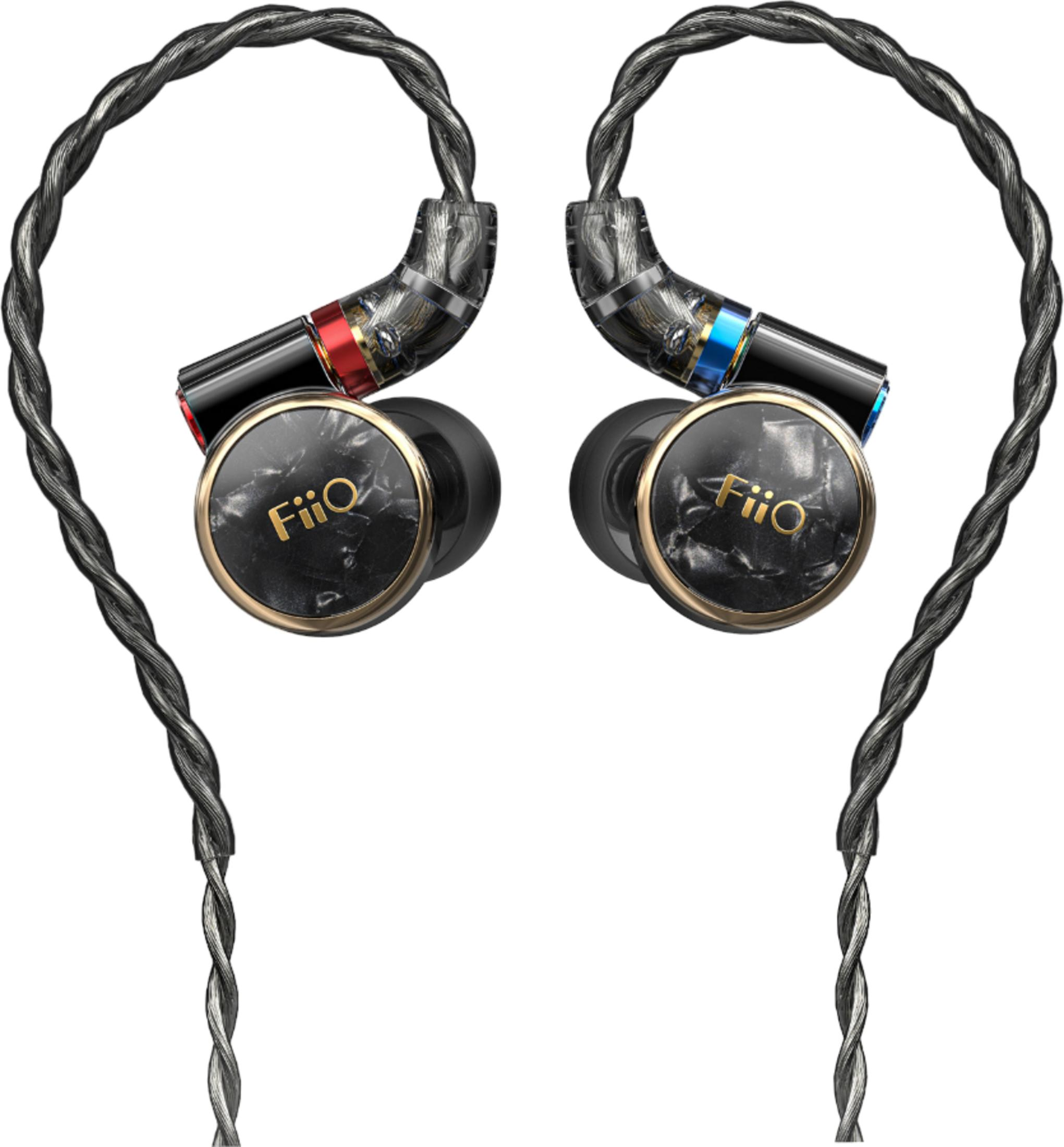 Un par de auriculares intrauditivos negros con placas frontales de mármol y cables trenzados.