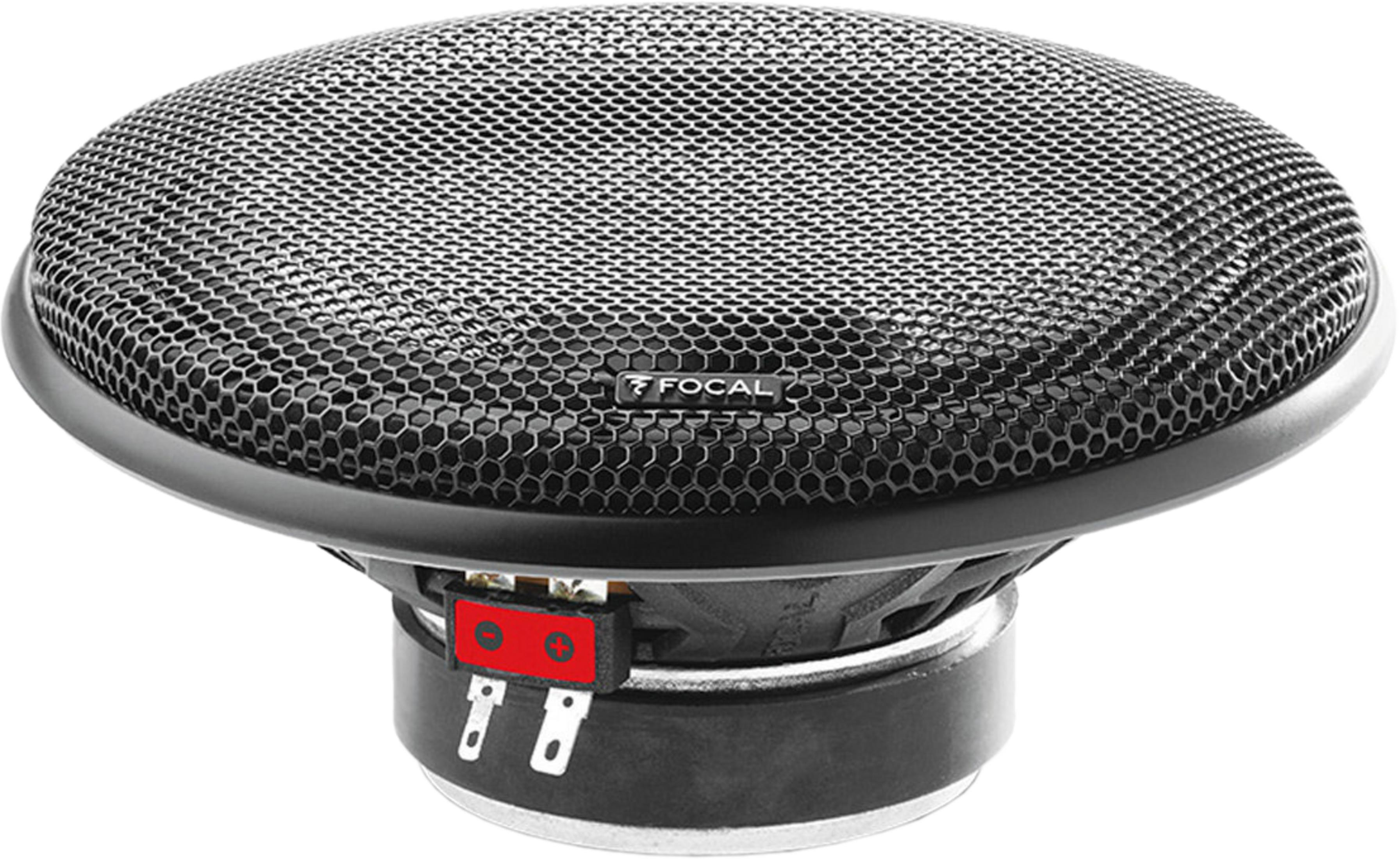 Focal-Lautsprecher mit schwarzem sechseckigem Gitter und roten Plus/Minus-Anschlüssen.