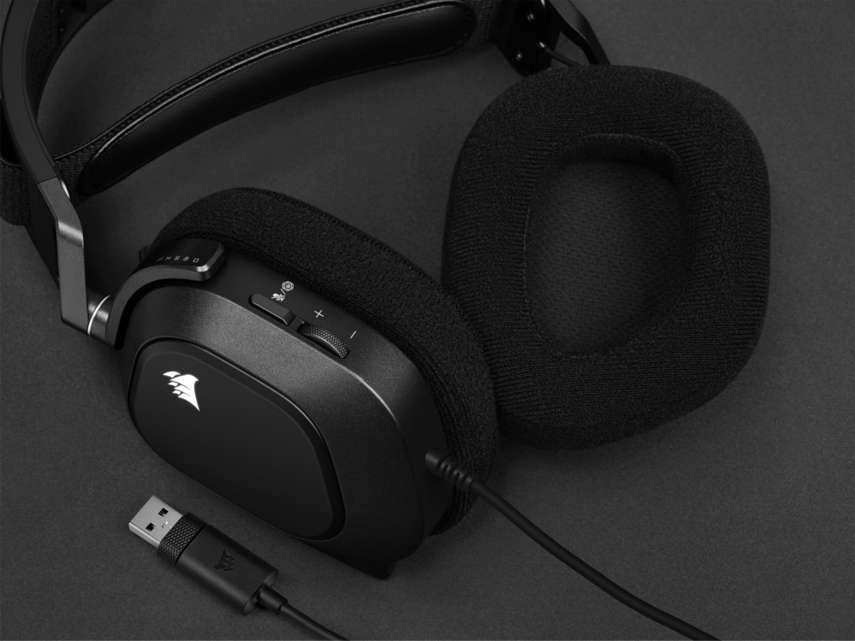 Schwarzer Kopfhörer mit USB-Kabel, auf dunklem Hintergrund, Corsair-Logo sichtbar.