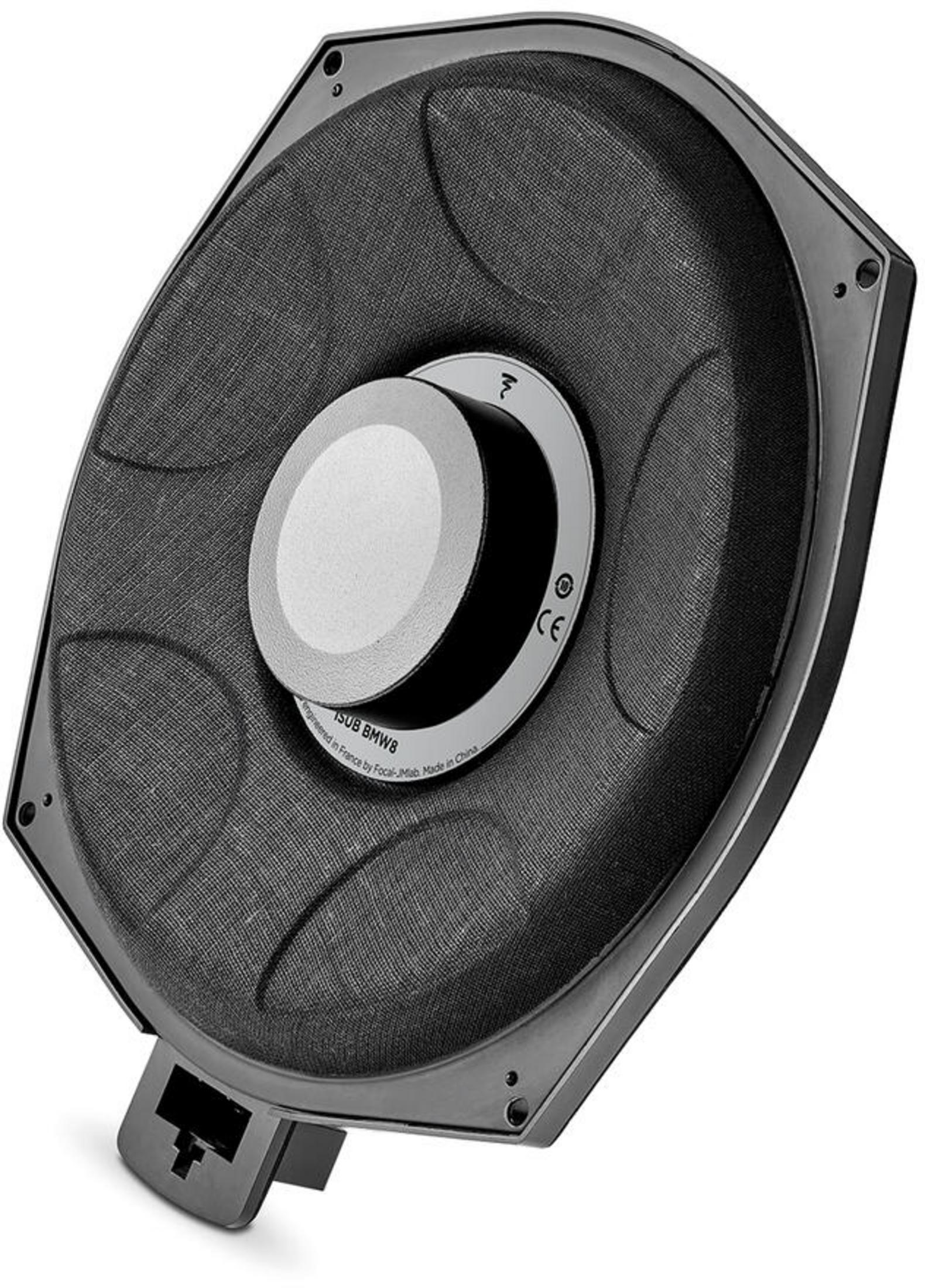 Schwarzer Lautsprecher mit silberner Mitte. Text: 'SUB BMW8', 'Focal', 'CE'.