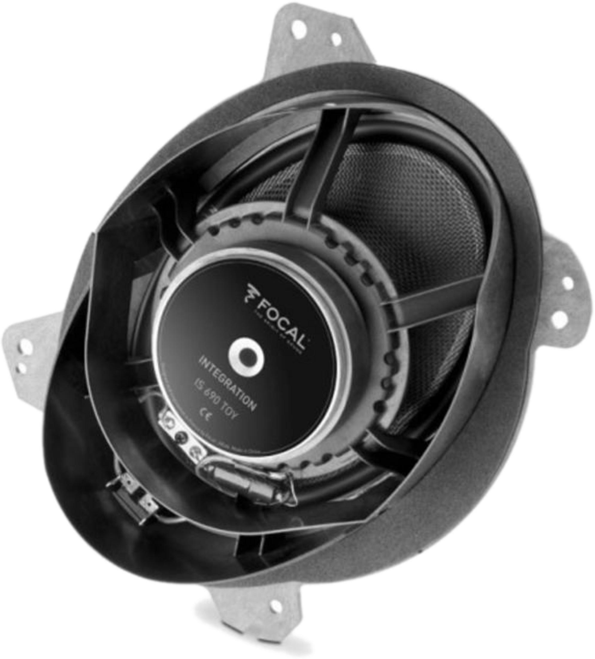 Ein Focal Lautsprecher mit Metallhalterungen und schwarzem Konus.