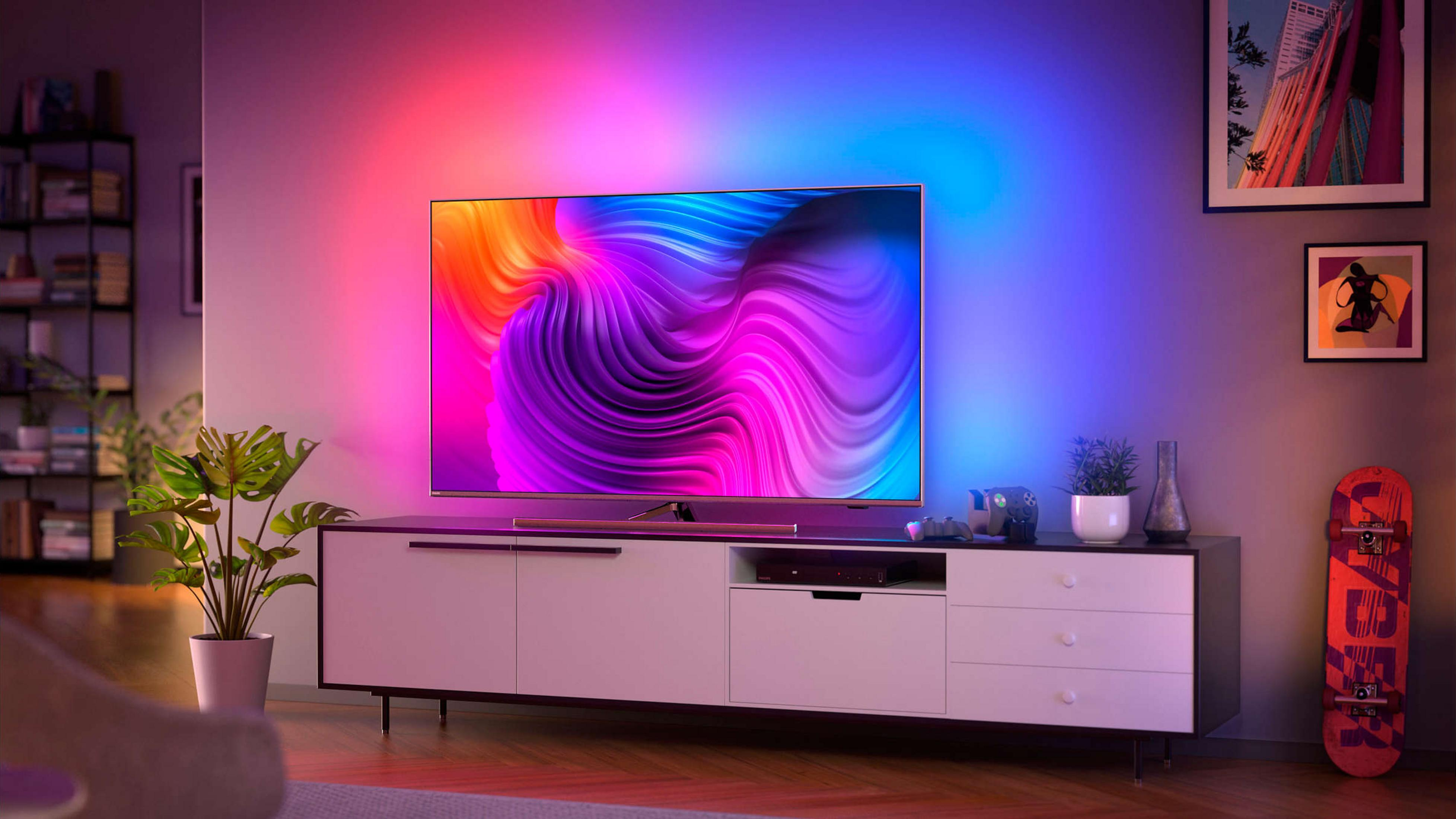Moderne woonkamer met tv die kleurrijke abstracte patronen toont, met sfeerverlichting op de muur.
